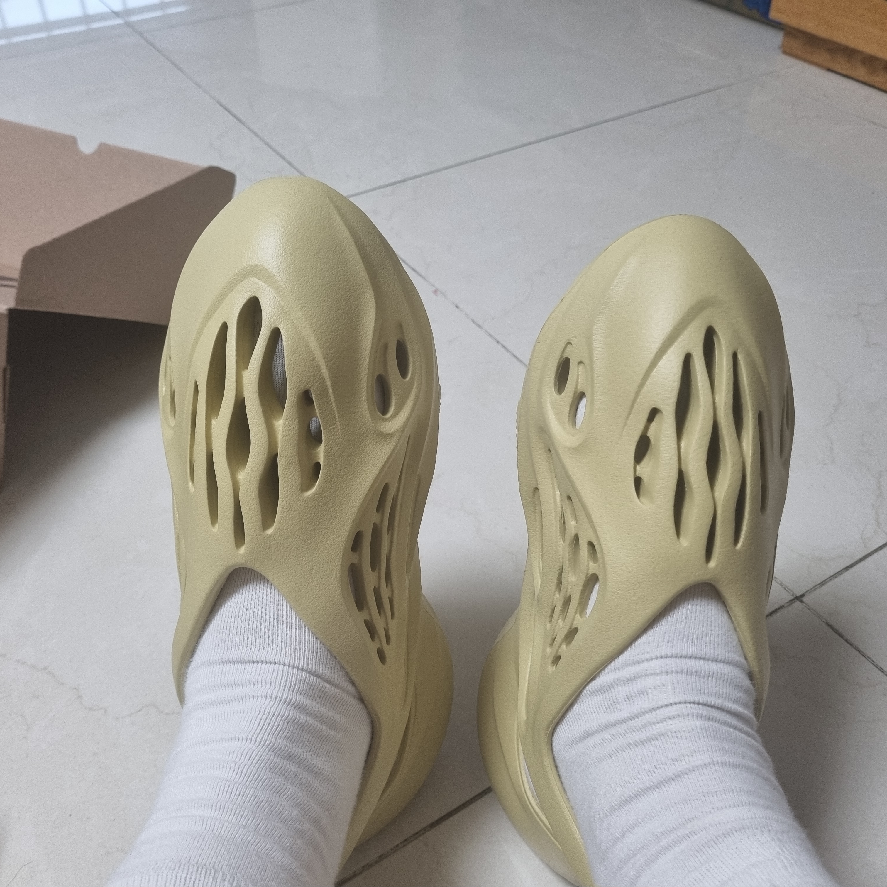 Adidas Yeezy Foam RNNR Sulfur 착용 스타일 - 3