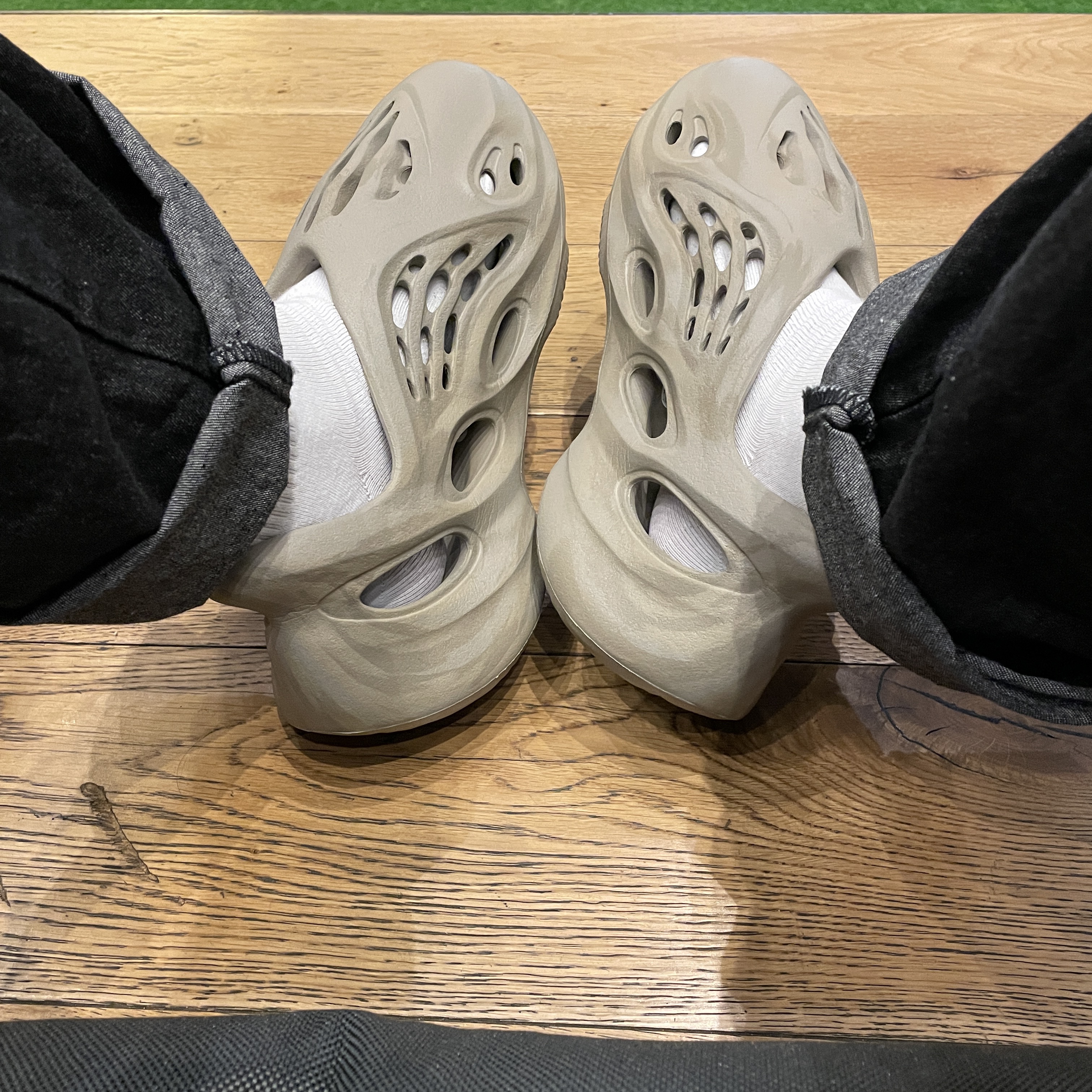 Adidas Yeezy Foam RNNR Stone Sage 착용 스타일 - 2