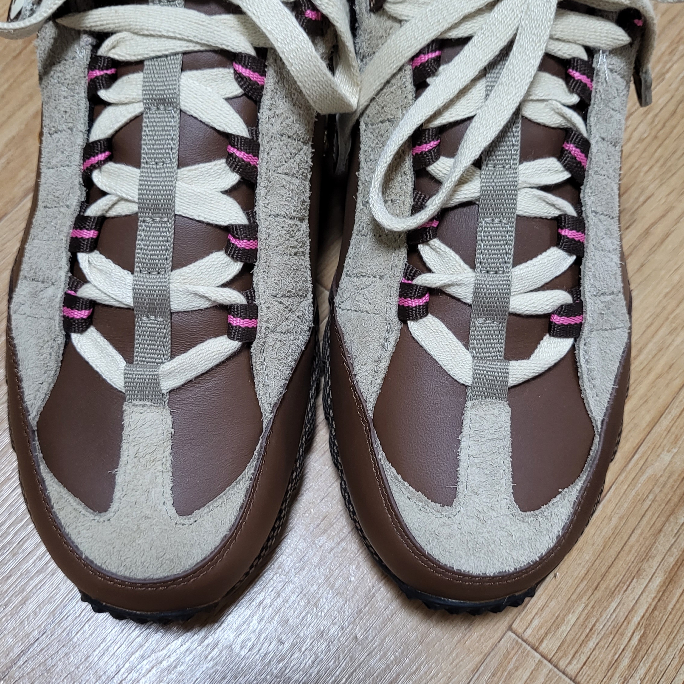 Nike x Jacquemus Air Humara LX Ale Brown and Gold 착용 스타일 - 2