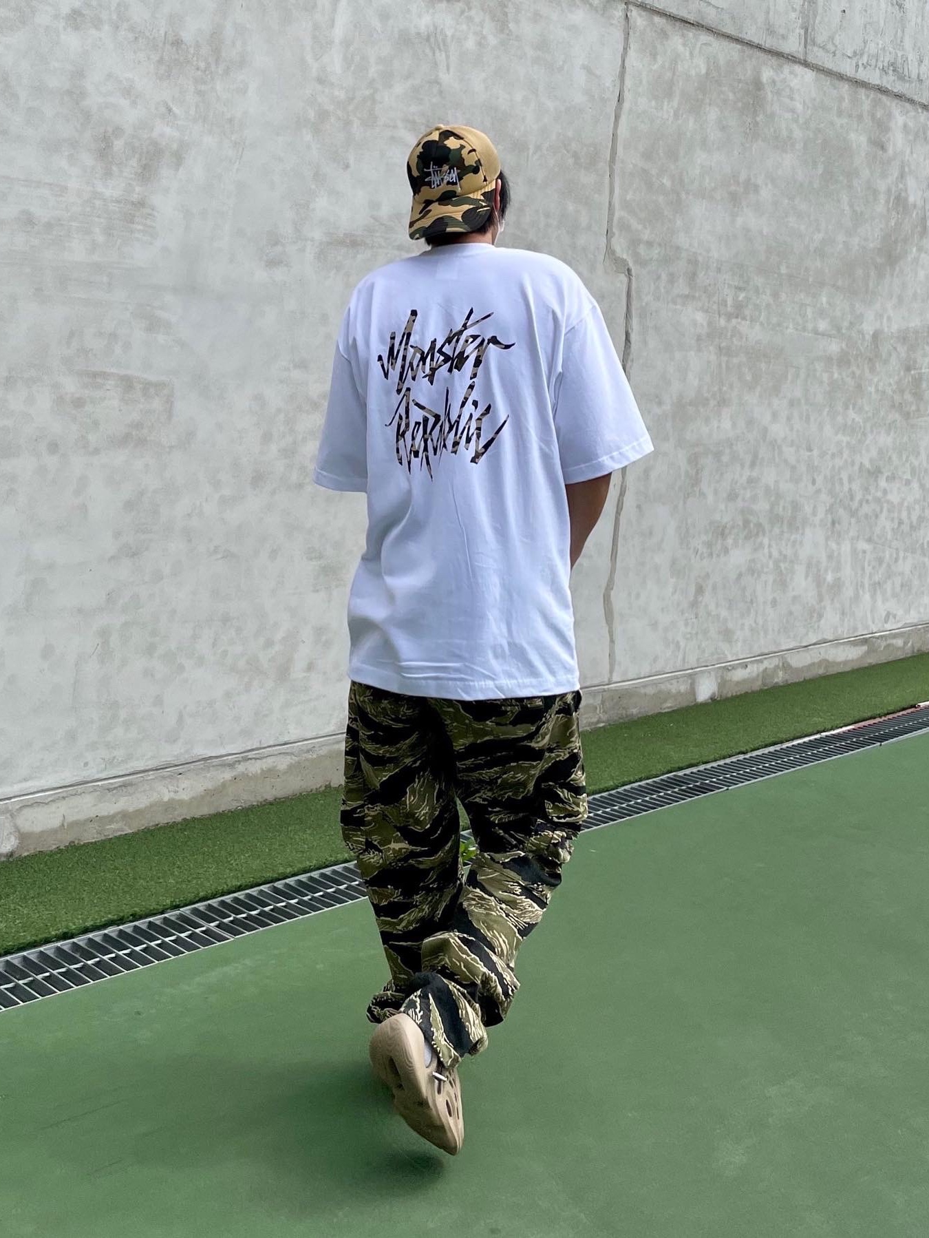 Adidas Yeezy Foam RNNR Mist, Stussy x BAPE Trucker Cap Yellow 착용 스타일 - 2