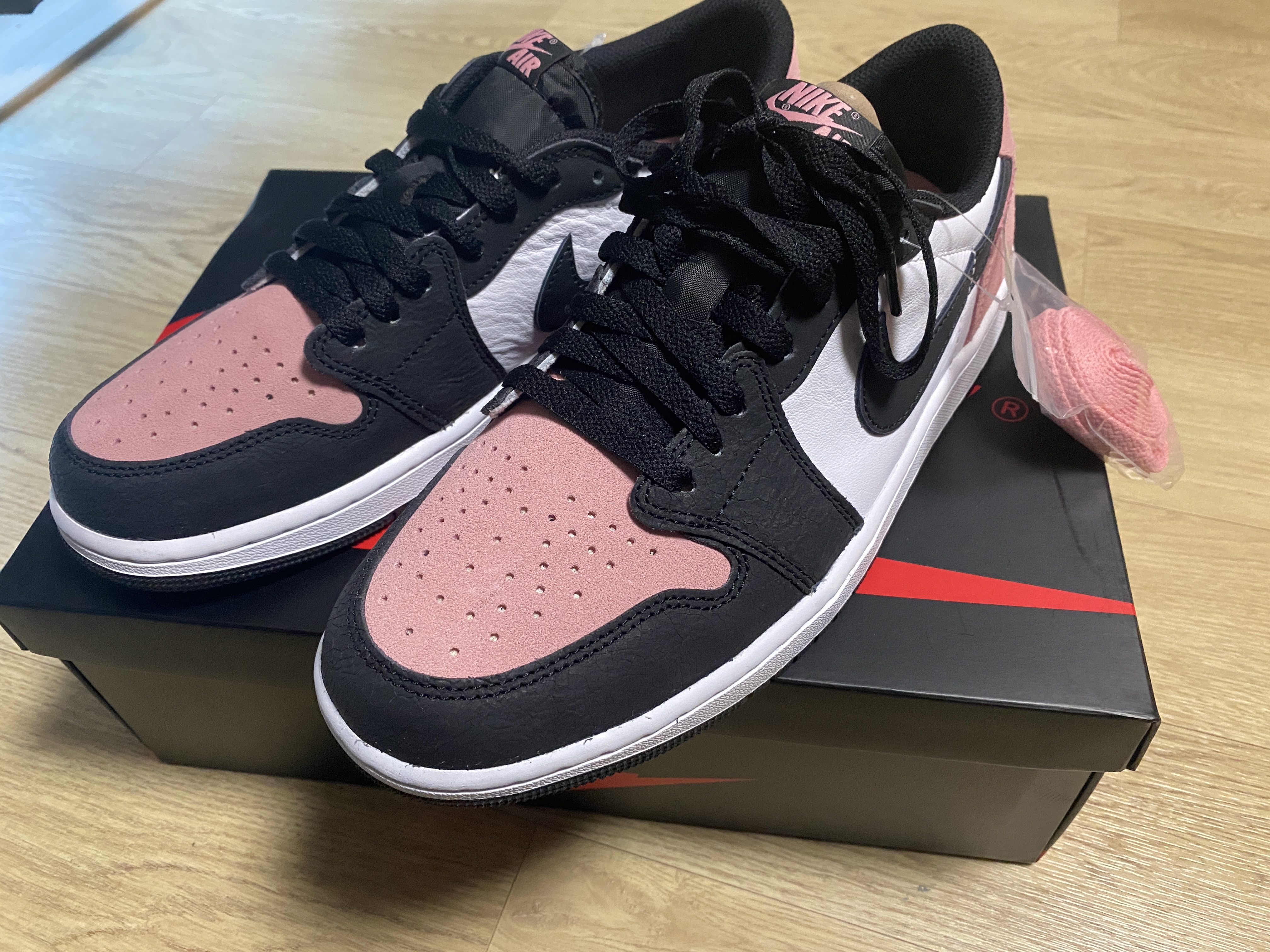 Jordan 1 Retro Low OG Bleached Coral 착용 스타일 - 1