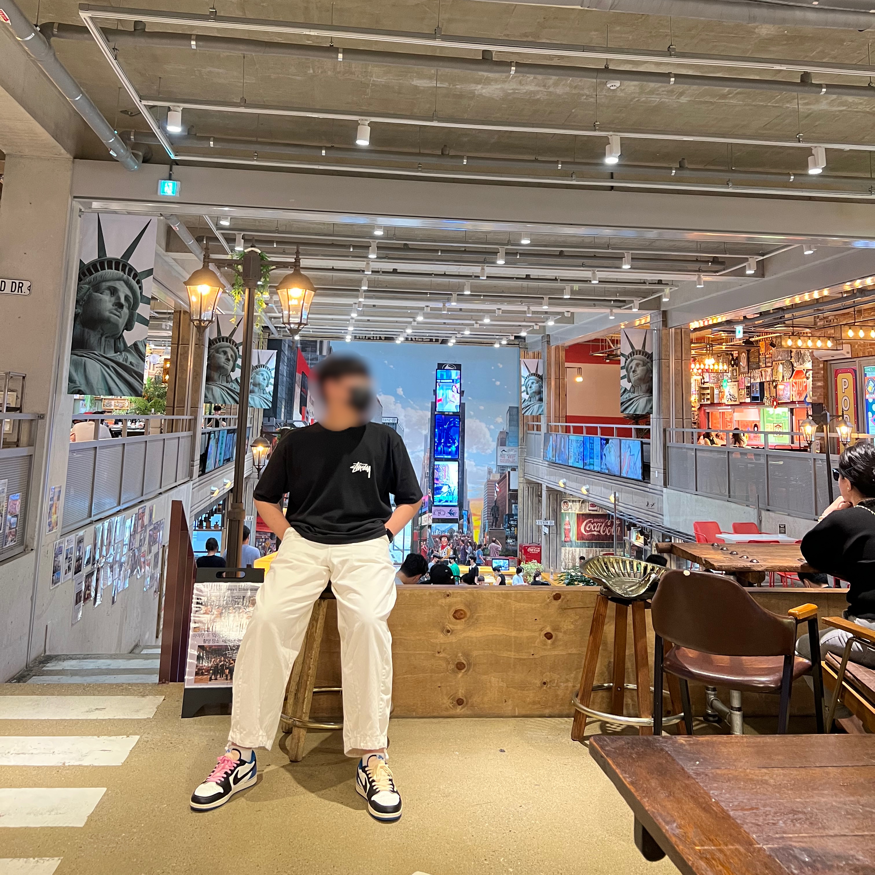 Jordan 1 x Travis Scott x Fragment Retro Low OG SP Military Blue, Stussy Fuzzy Dice T-Shirt Black 착용 스타일
