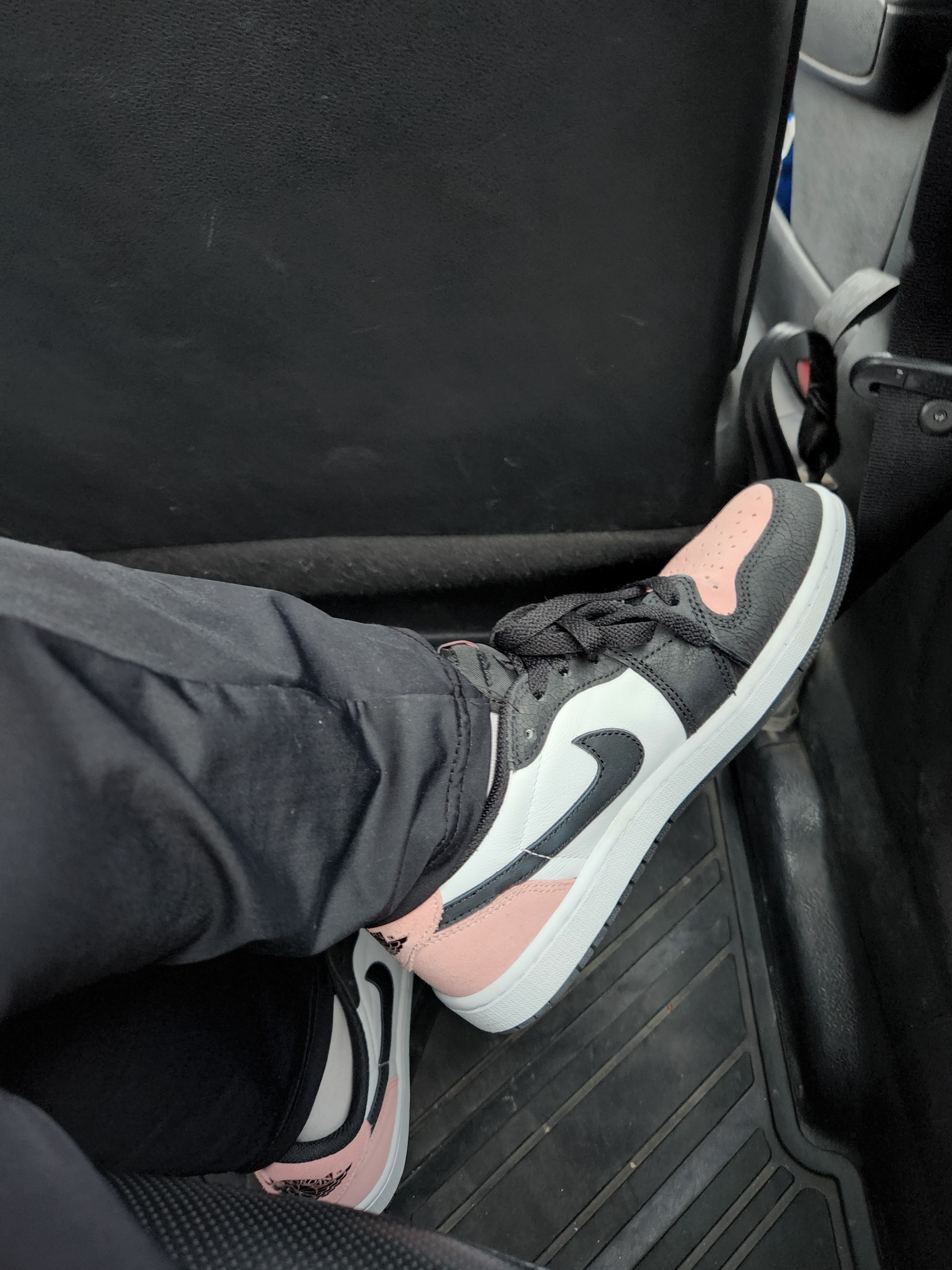 Jordan 1 Retro Low OG Bleached Coral 착용 스타일