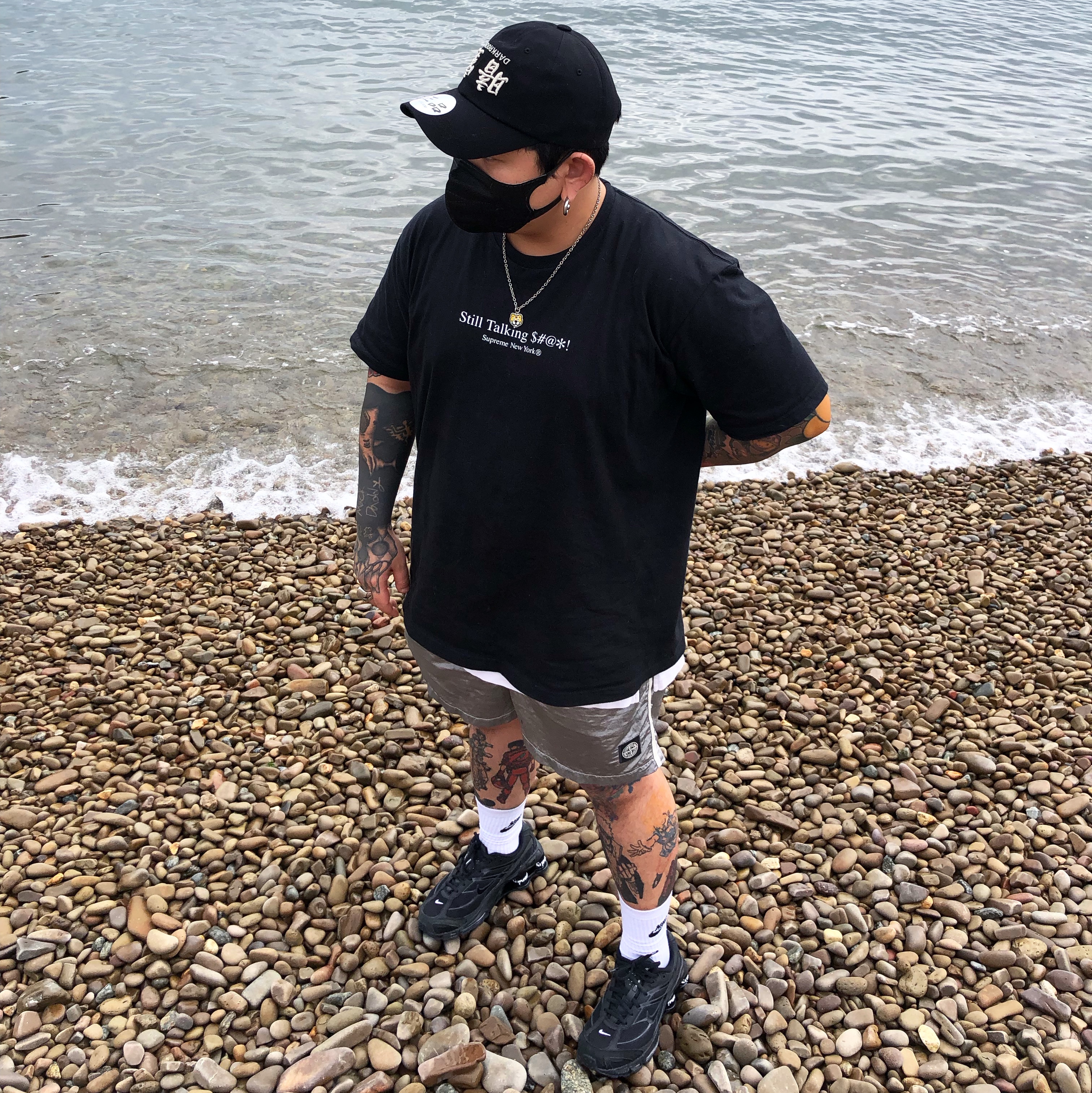 Darkr8m Studio Upside Down Silver Logo Cap, Supreme Still Talking T-Shirt Black - 22SS 착용 스타일