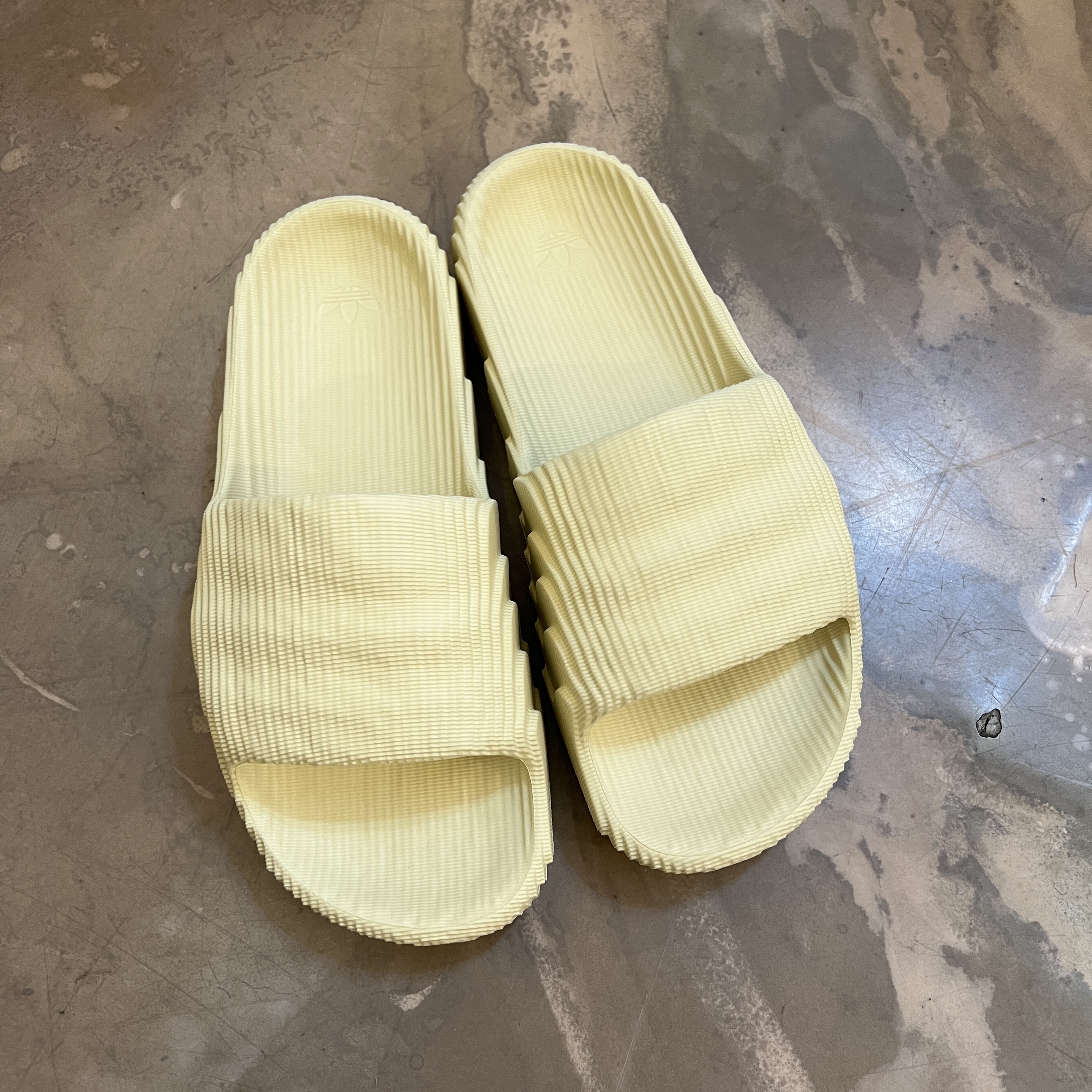 Adidas Adilette 22 Desert Sand 착용 스타일 - 2