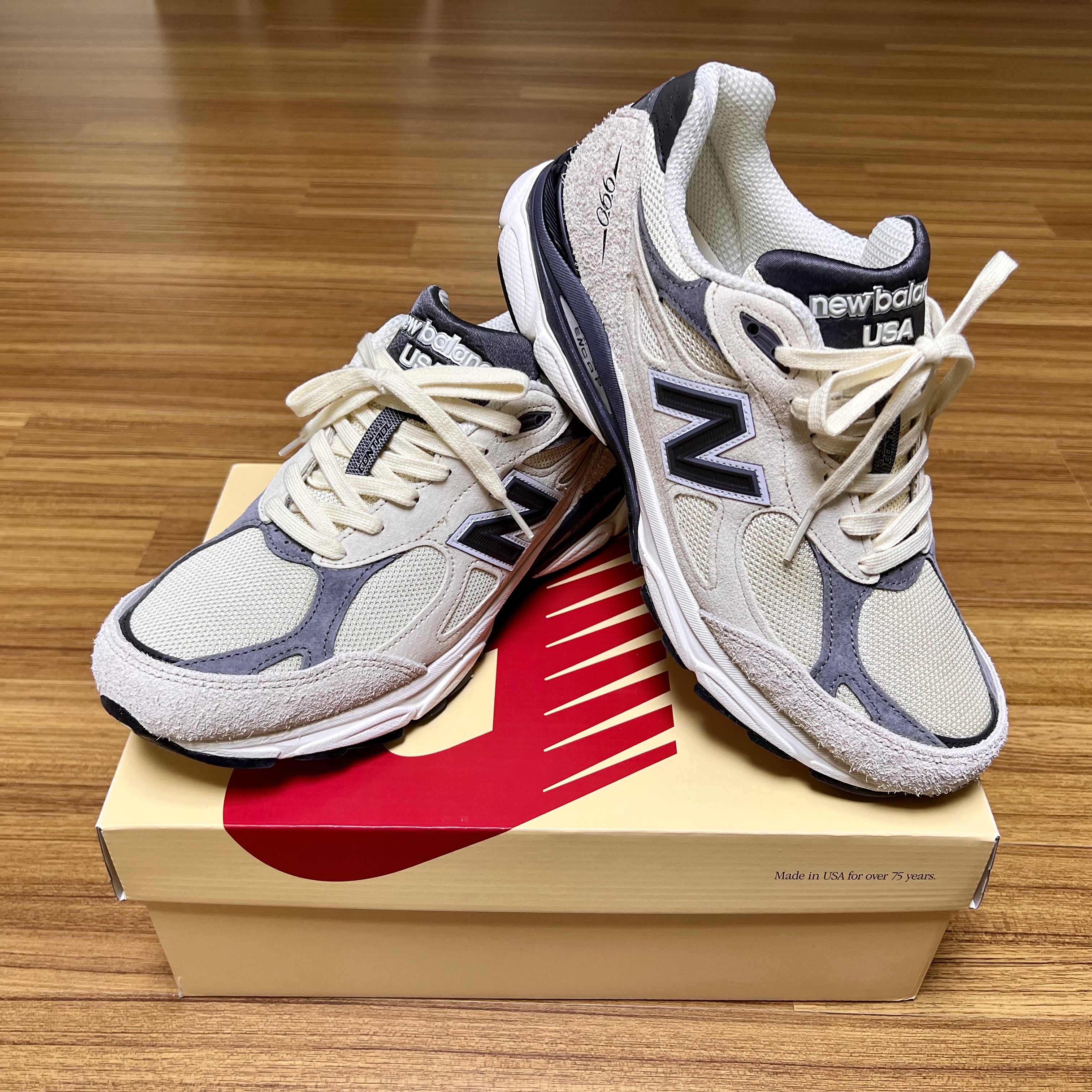 New Balance 990v3 Made in USA Moonbeam Macadamia Nut 착용 스타일 - 2