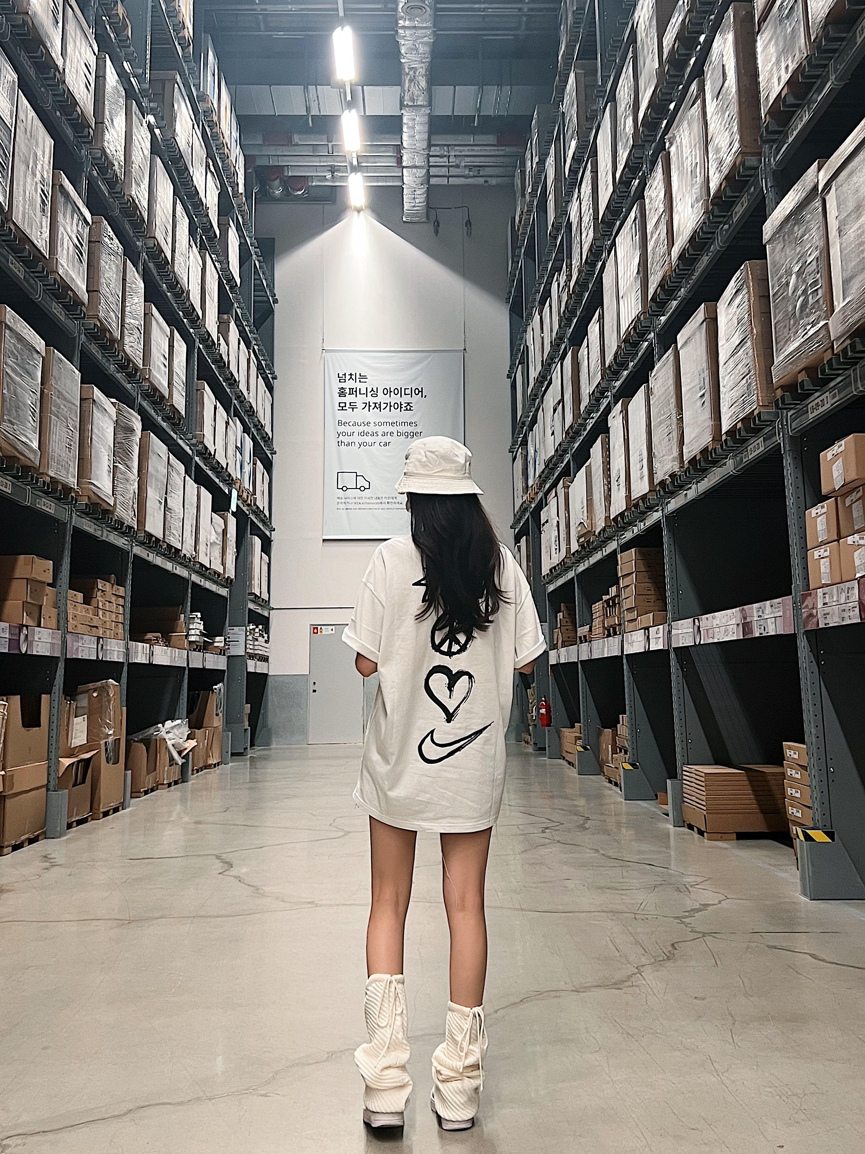 Stussy Stock Bucket Hat Natural, Nike x Stussy NRG RA T-Shirt Summit White (DM4942-121) 착용 스타일 - 1