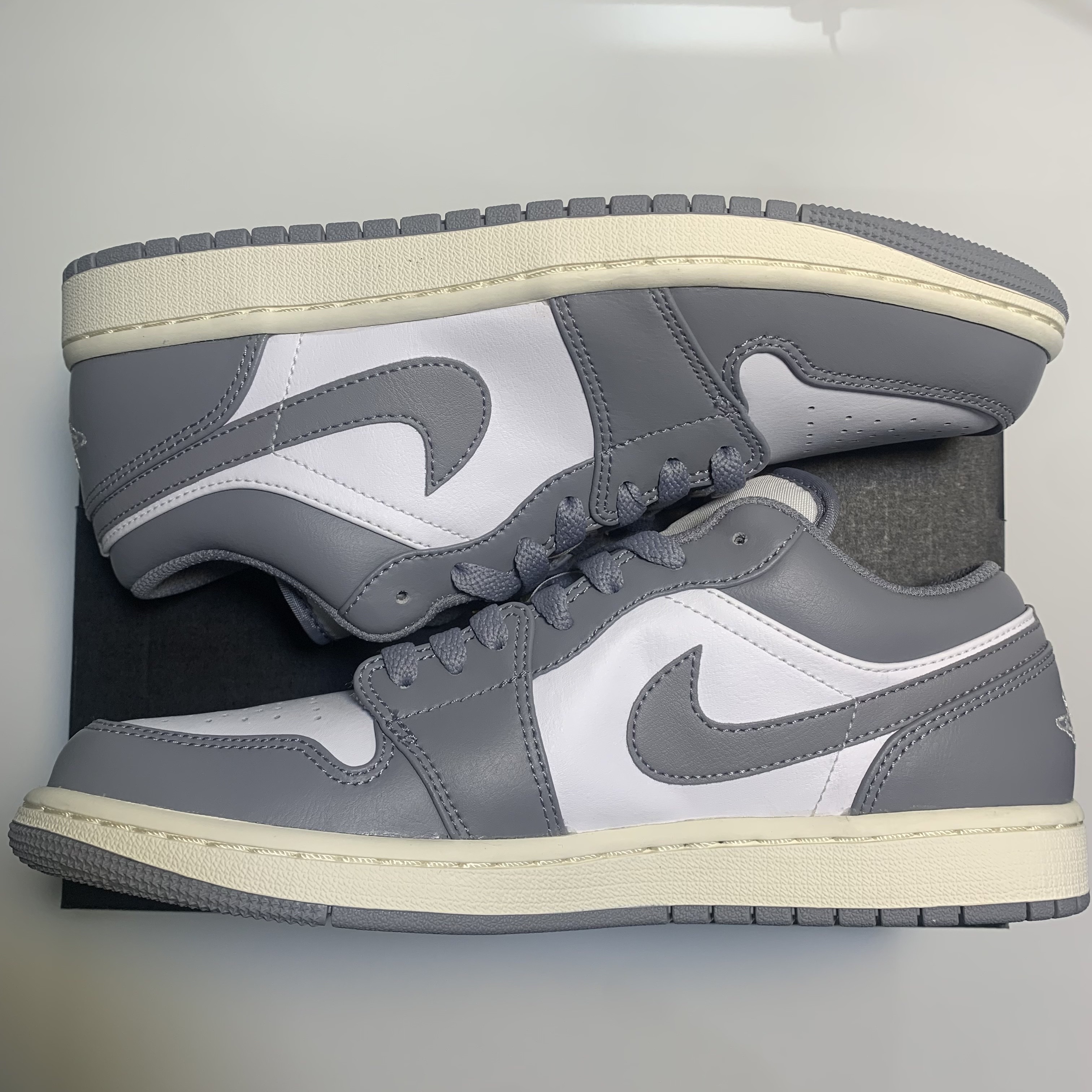 Jordan 1 Low Stealth and White 착용 스타일