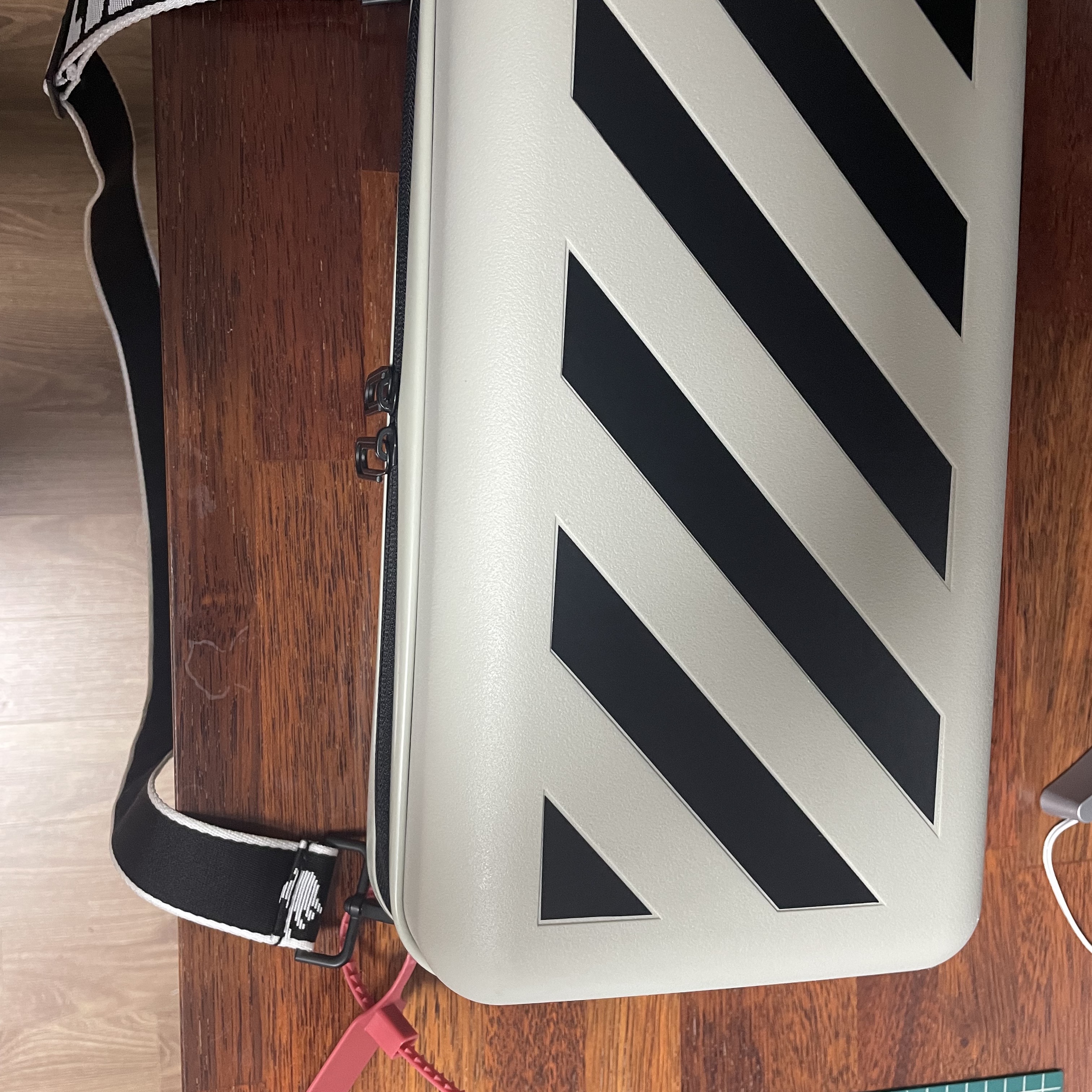 Off-White x Amore Pacific Protection Box (Without Cosmetics) 착용 스타일 - 4