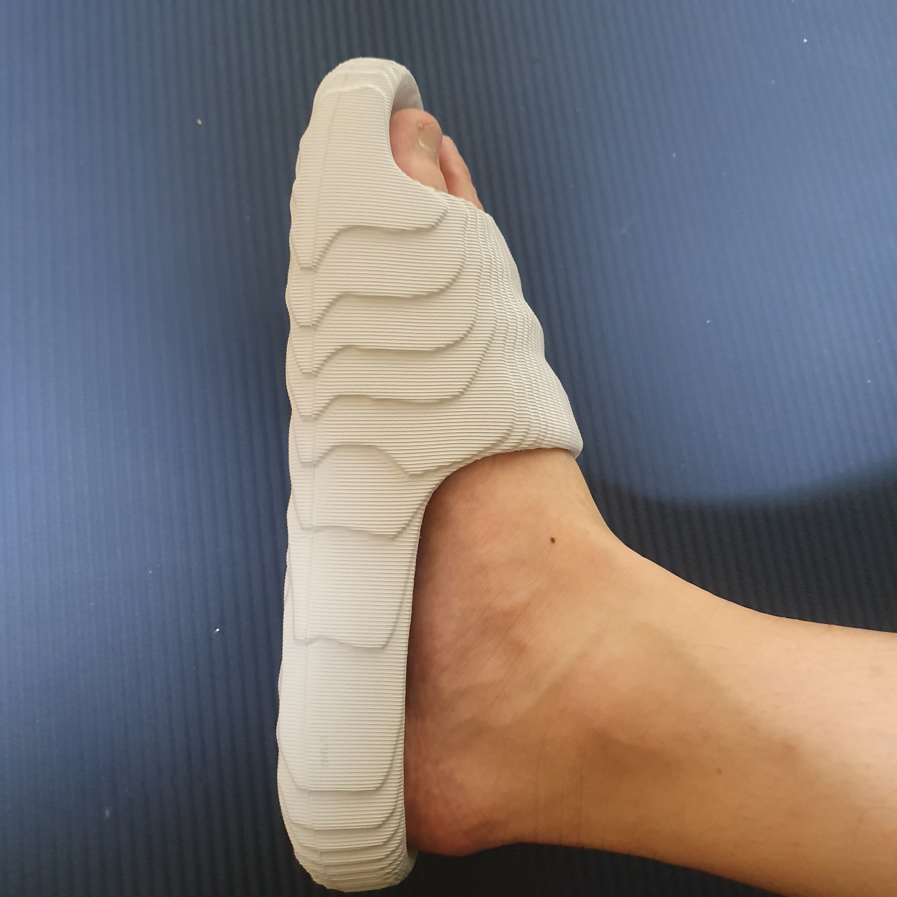 Adidas Adilette 22 Desert Sand 착용 스타일 - 2