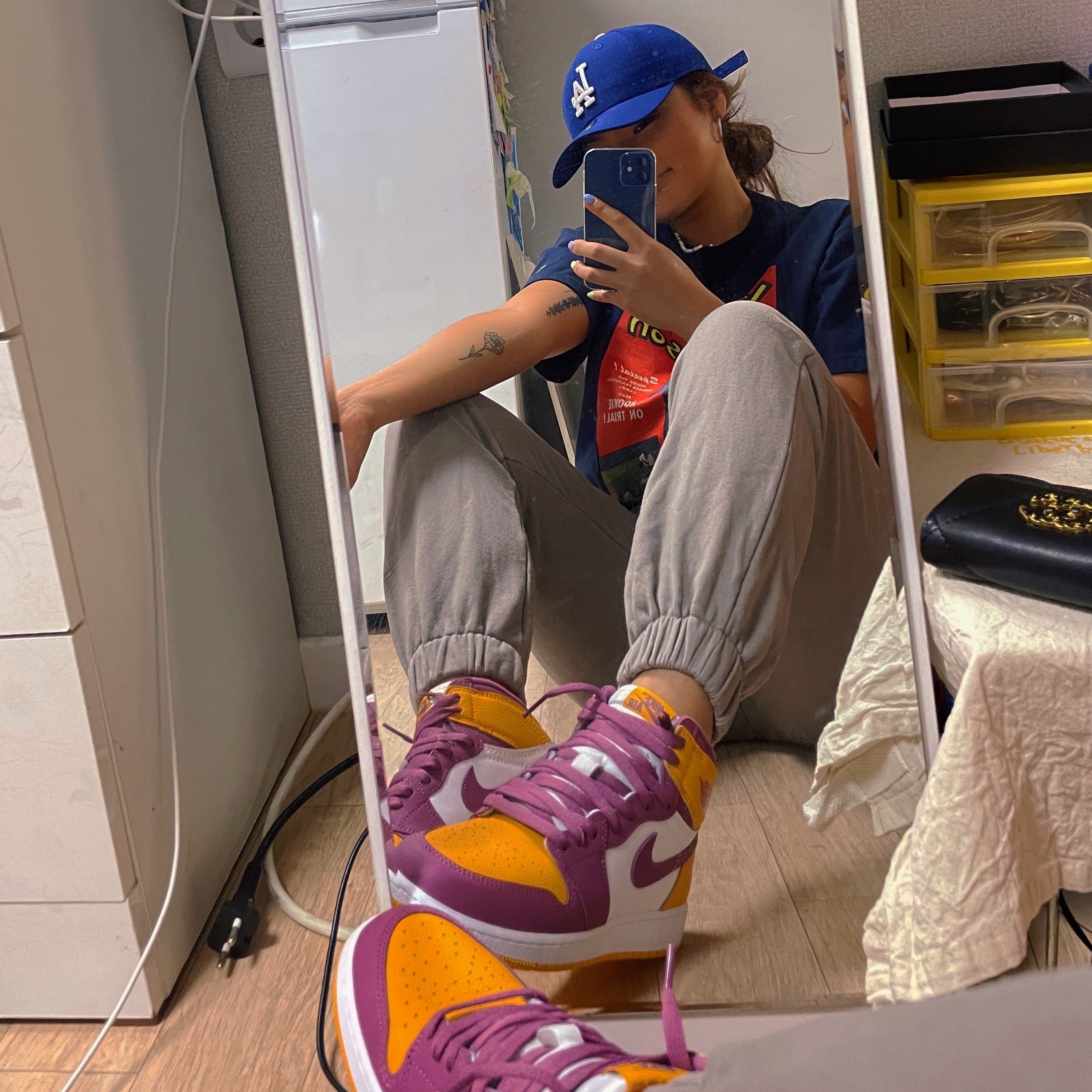 Jordan 1 Retro High OG University Gold Light Bordeaux 착용 스타일