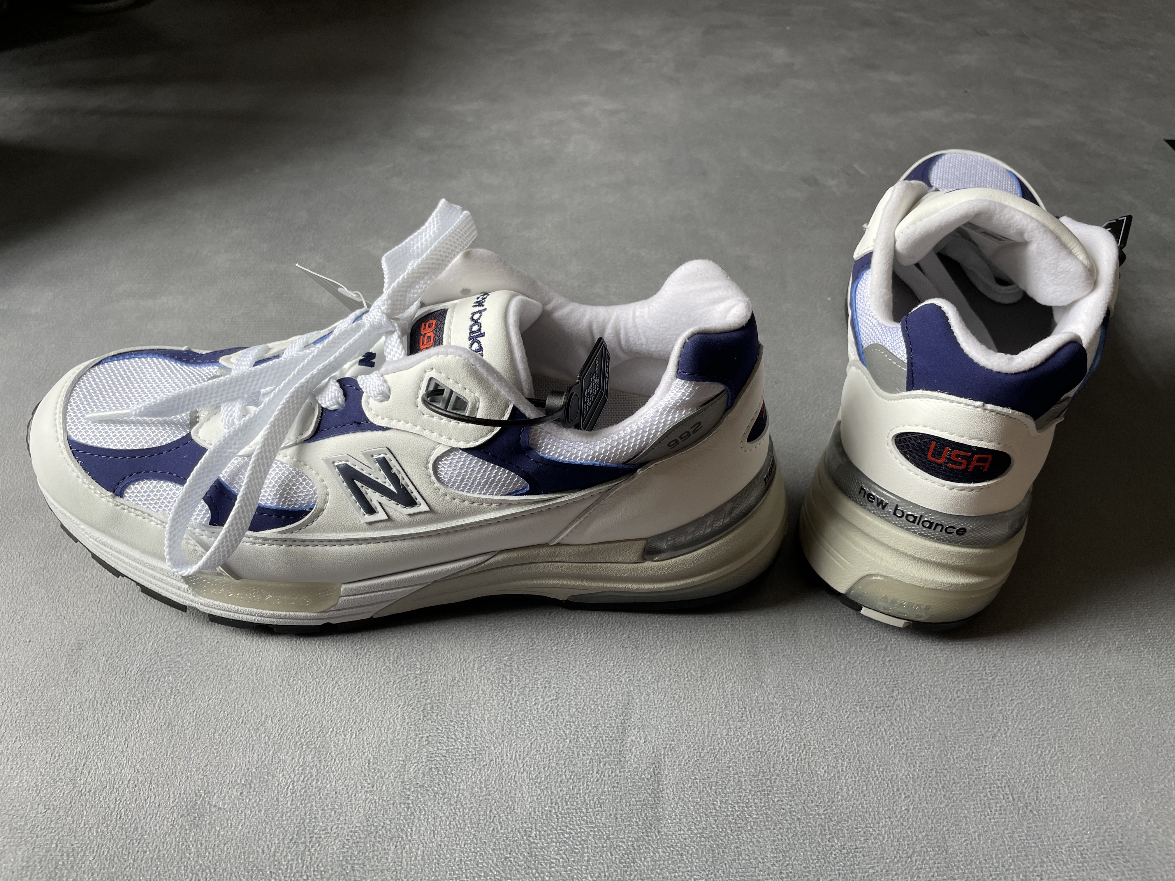 New Balance 992 Made in USA White Navy 착용 스타일 - 2