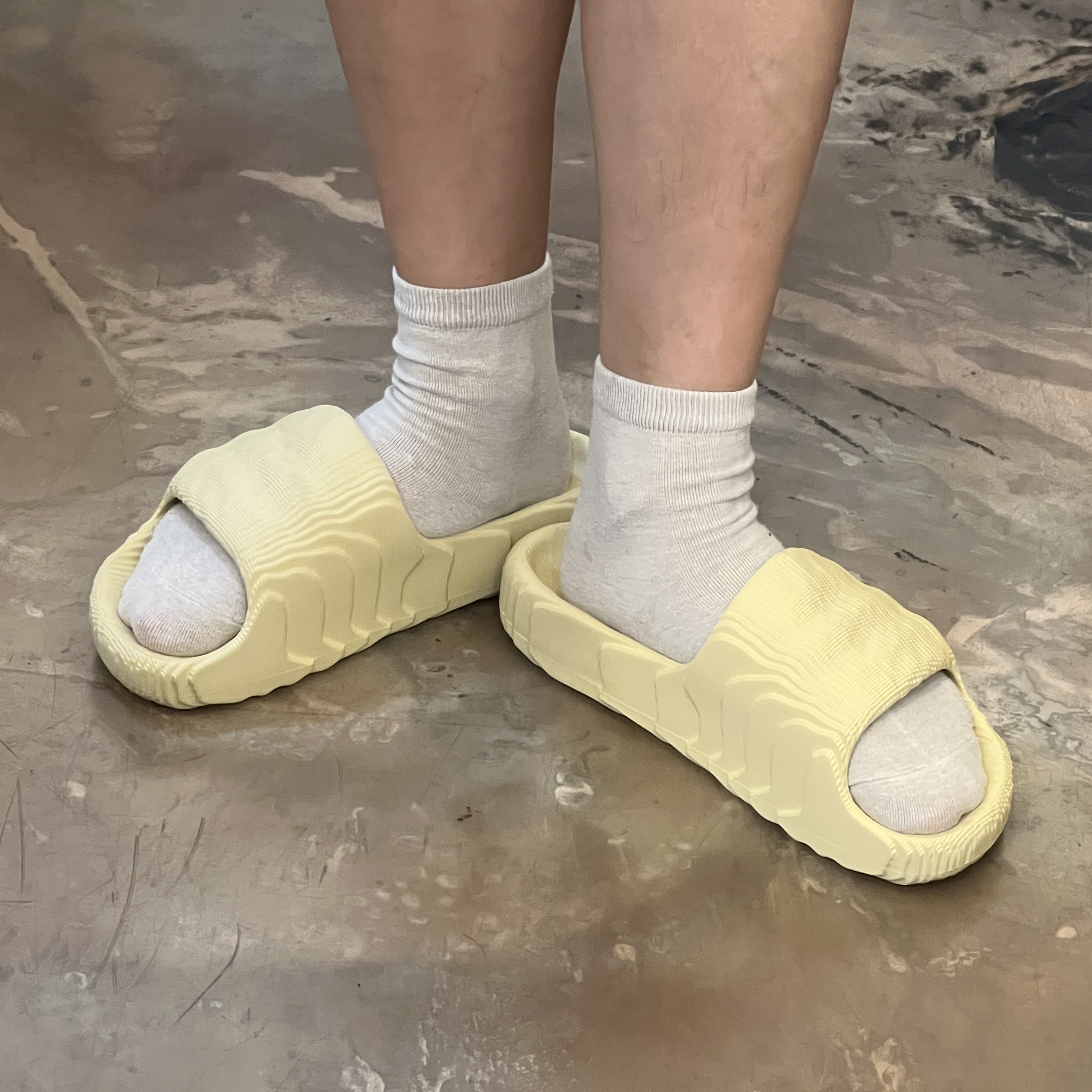Adidas Adilette 22 Desert Sand 착용 스타일 - 1
