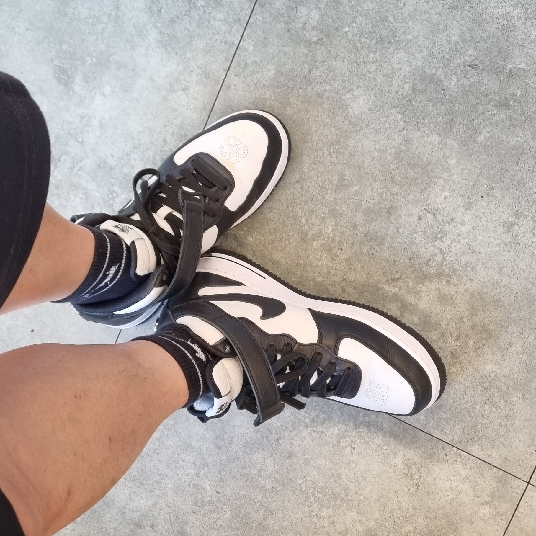 Nike x Stussy Air Force 1 '07 Mid SP Black and Light Bone 착용 스타일