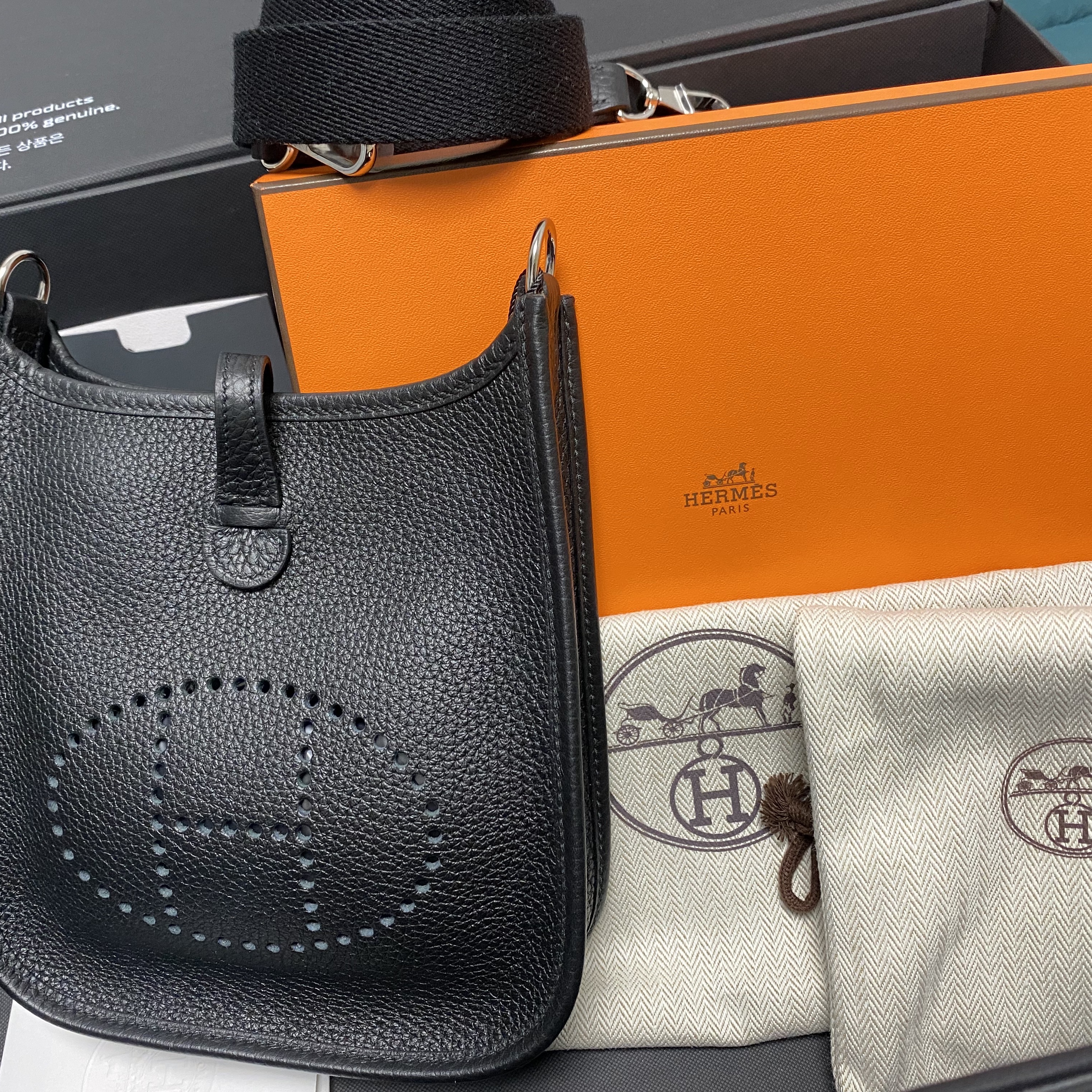 Hermes Evelyne 16 Amazone Bag Clemence & Gold Noir 착용 스타일