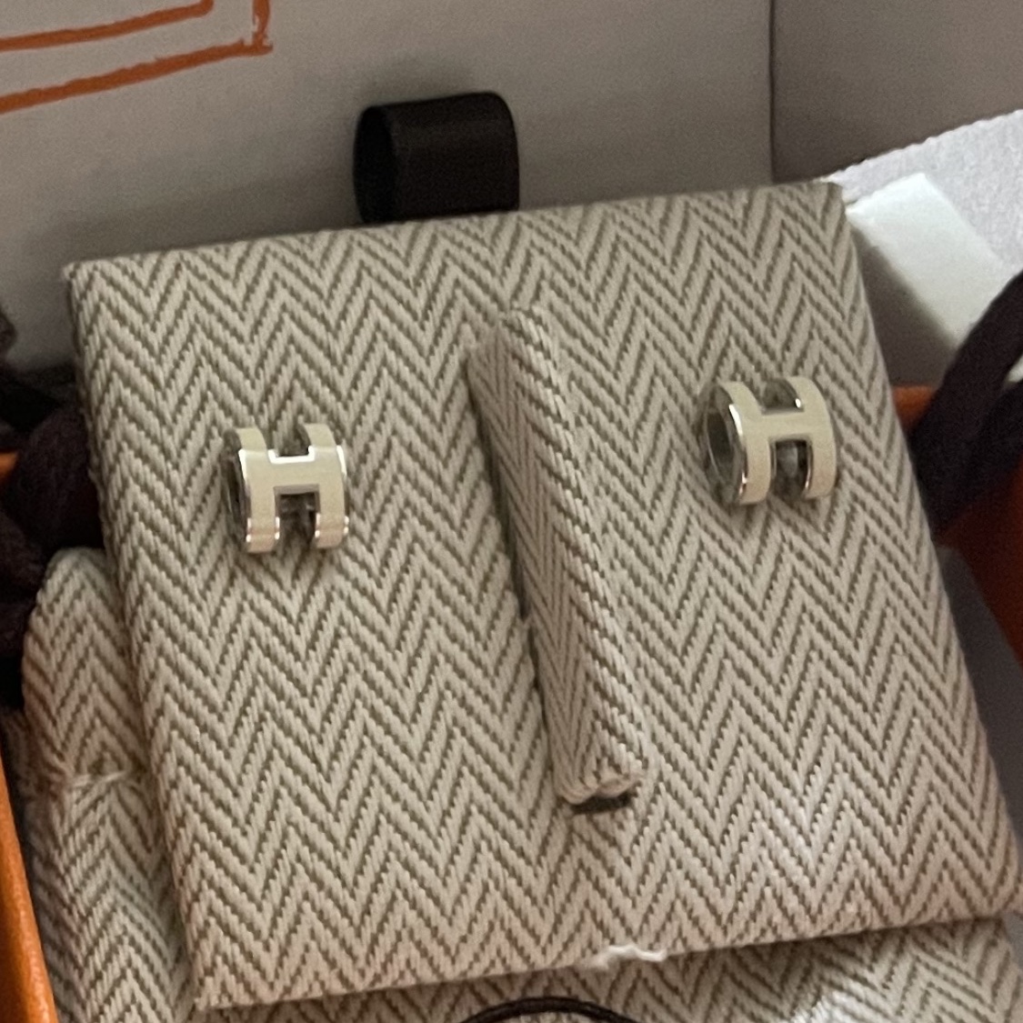 (W) Hermes Mini Pop H Earrings Palladium & Blanc 착용 스타일