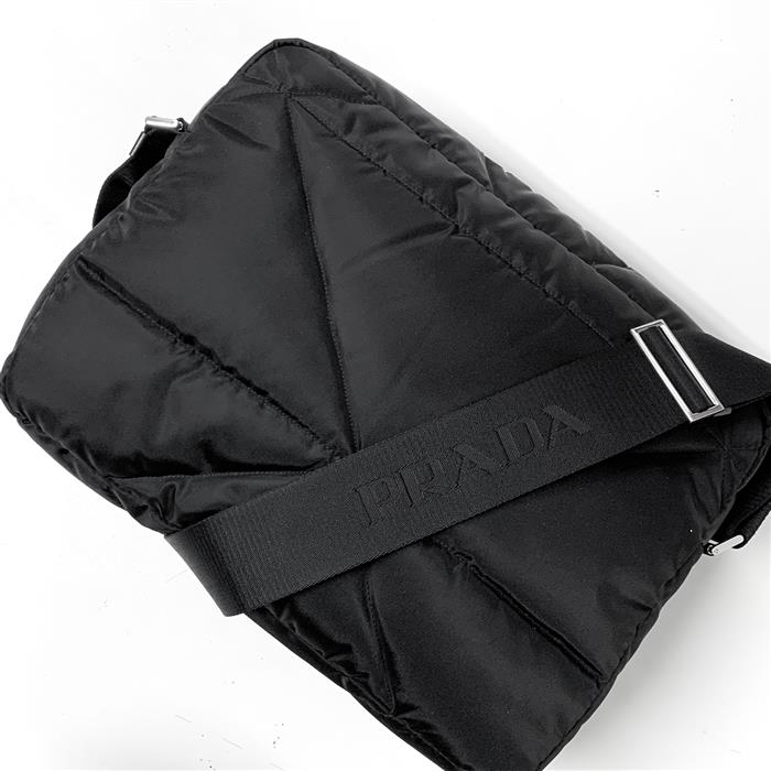 Prada Logo Quilted Cross Bag Black 착용 스타일 - 3