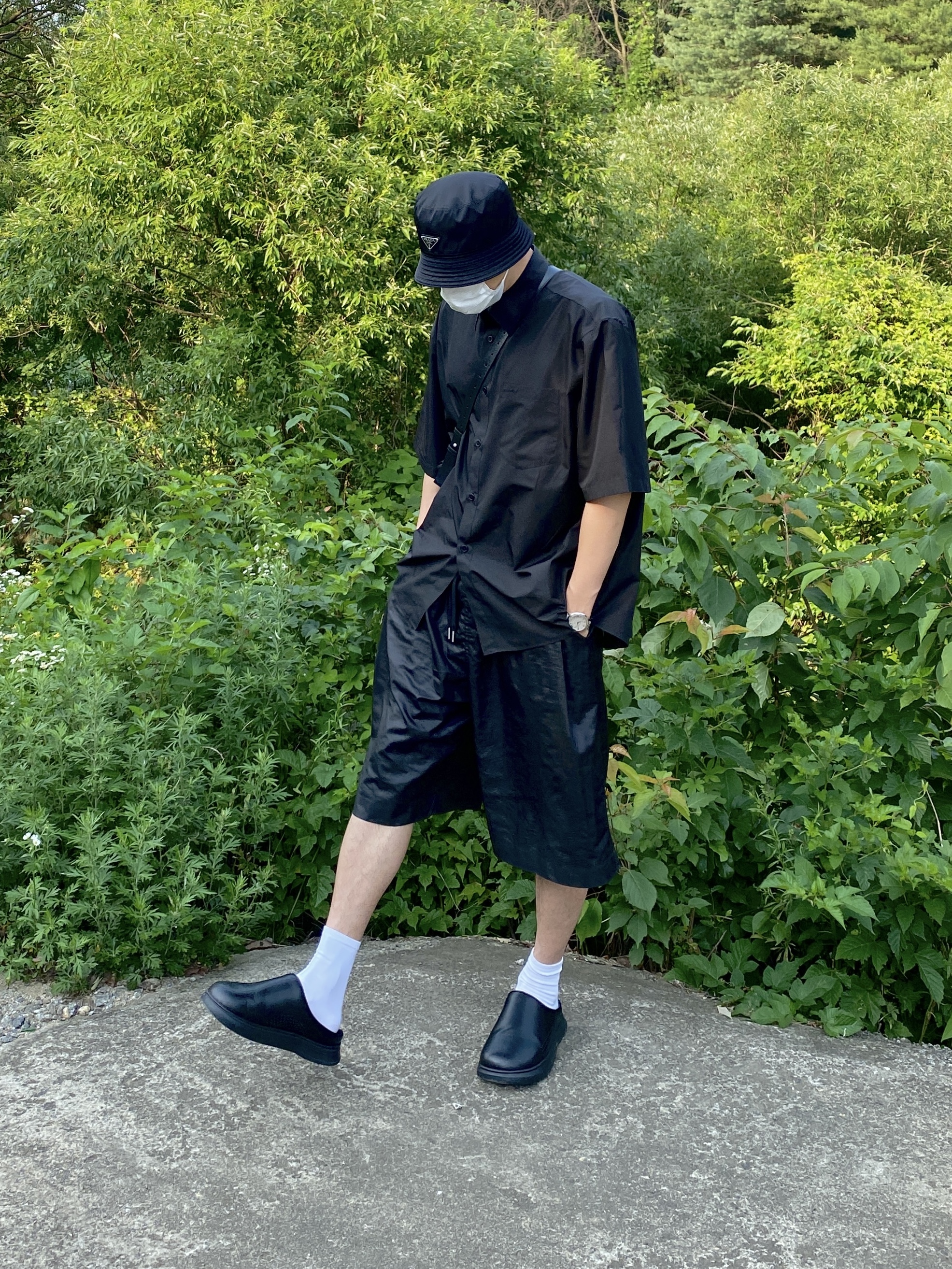 Prada Re-Nylon Bucket Hat Black, Bottega Veneta Mini Calfskin Leather Belt Cassette Black 착용 스타일 - 3