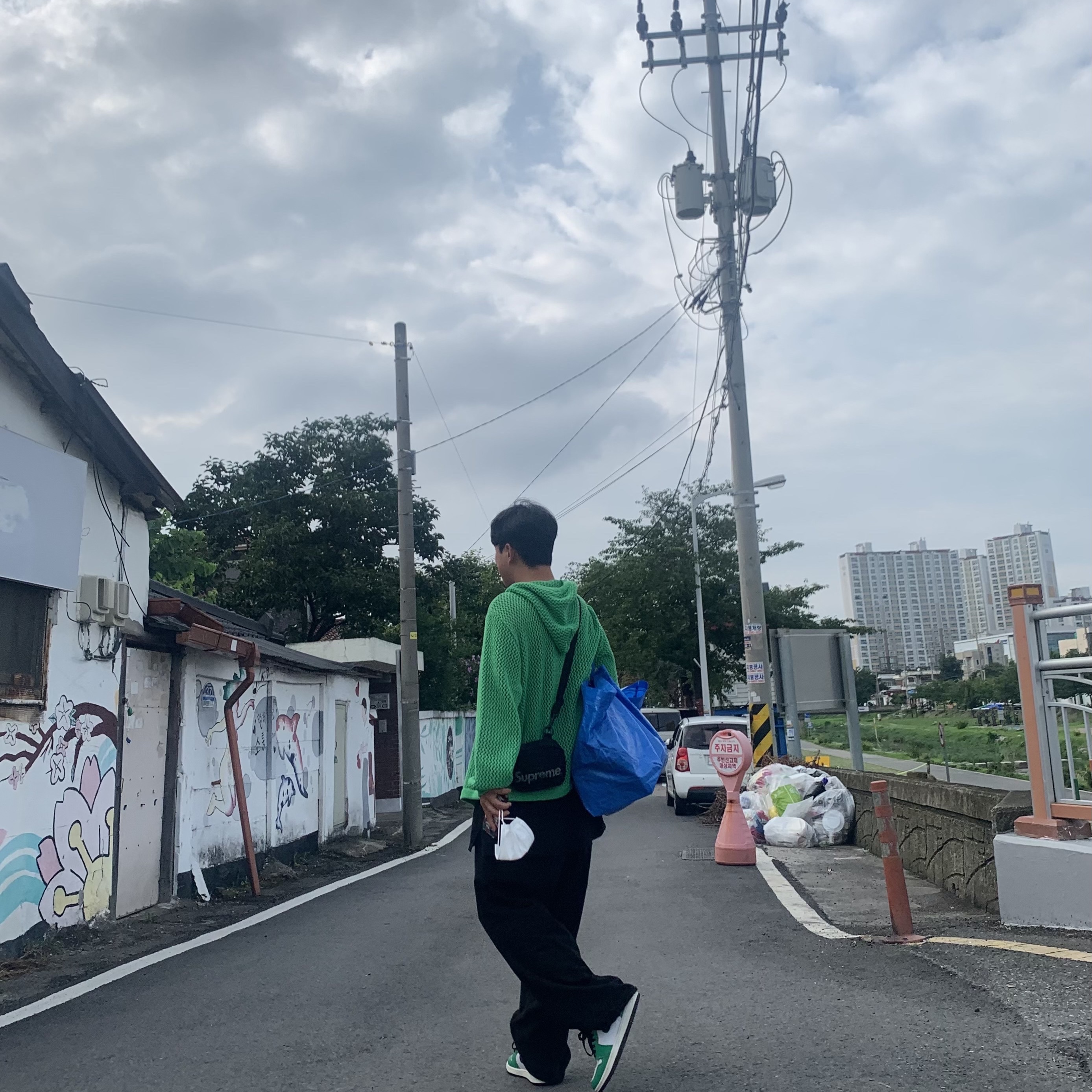 (W) Jordan 1 Retro High OG Lucky Green, Supreme Small Shoulder Bag Black - 20SS 착용 스타일 - 2
