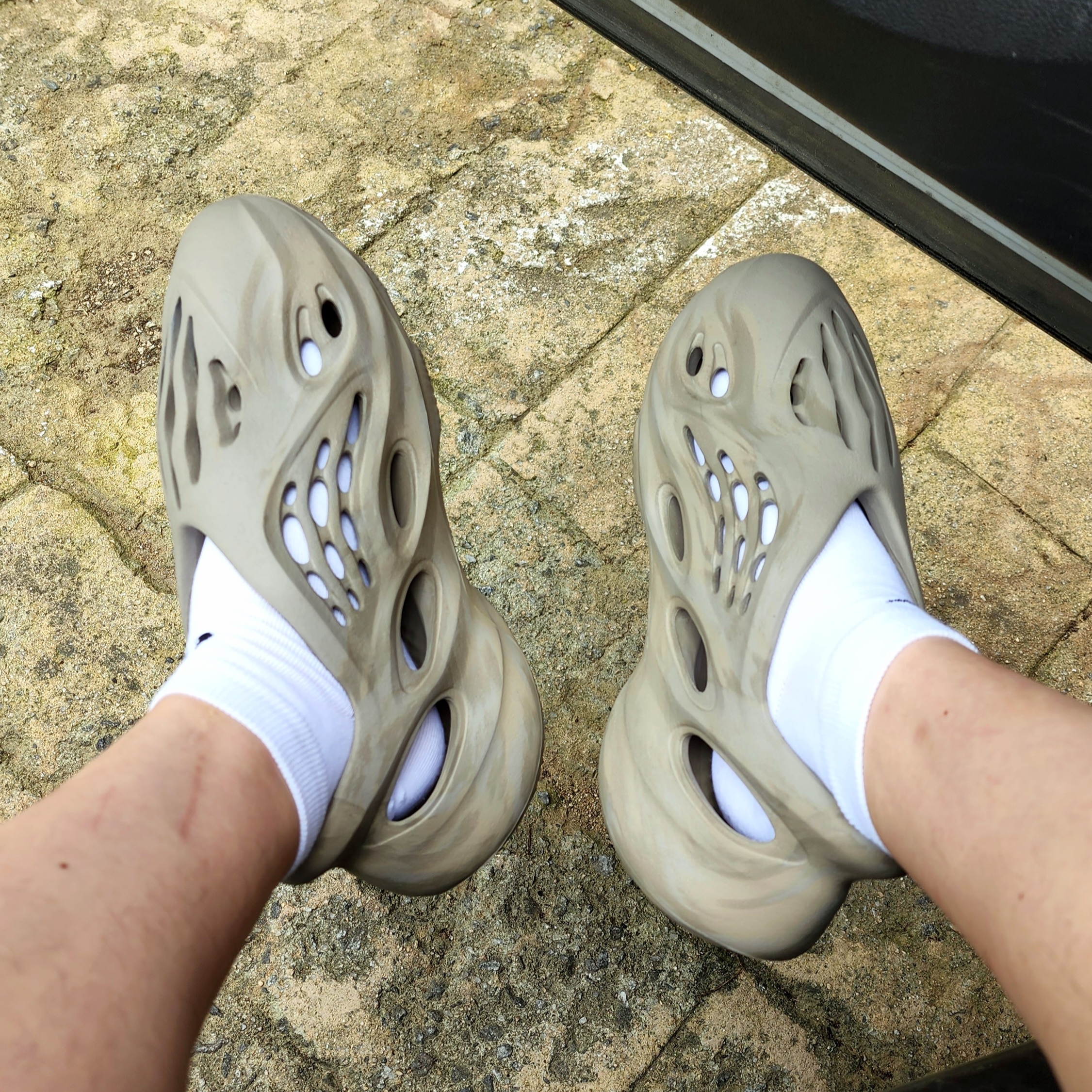 Adidas Yeezy Foam RNNR Stone Sage 착용 스타일