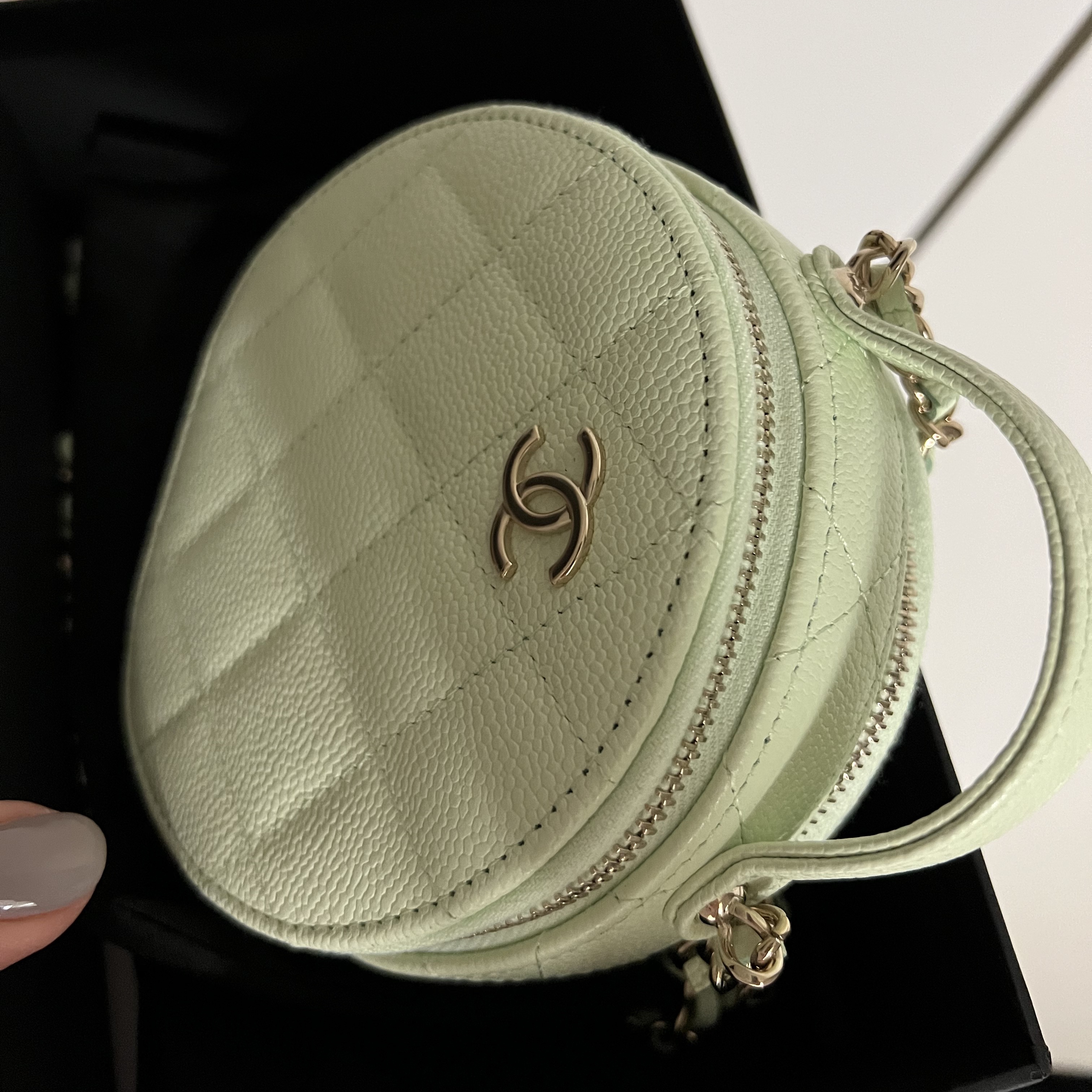 Chanel Small Vanity With Chain Grained Calfskin & Gold Light Green 착용 스타일