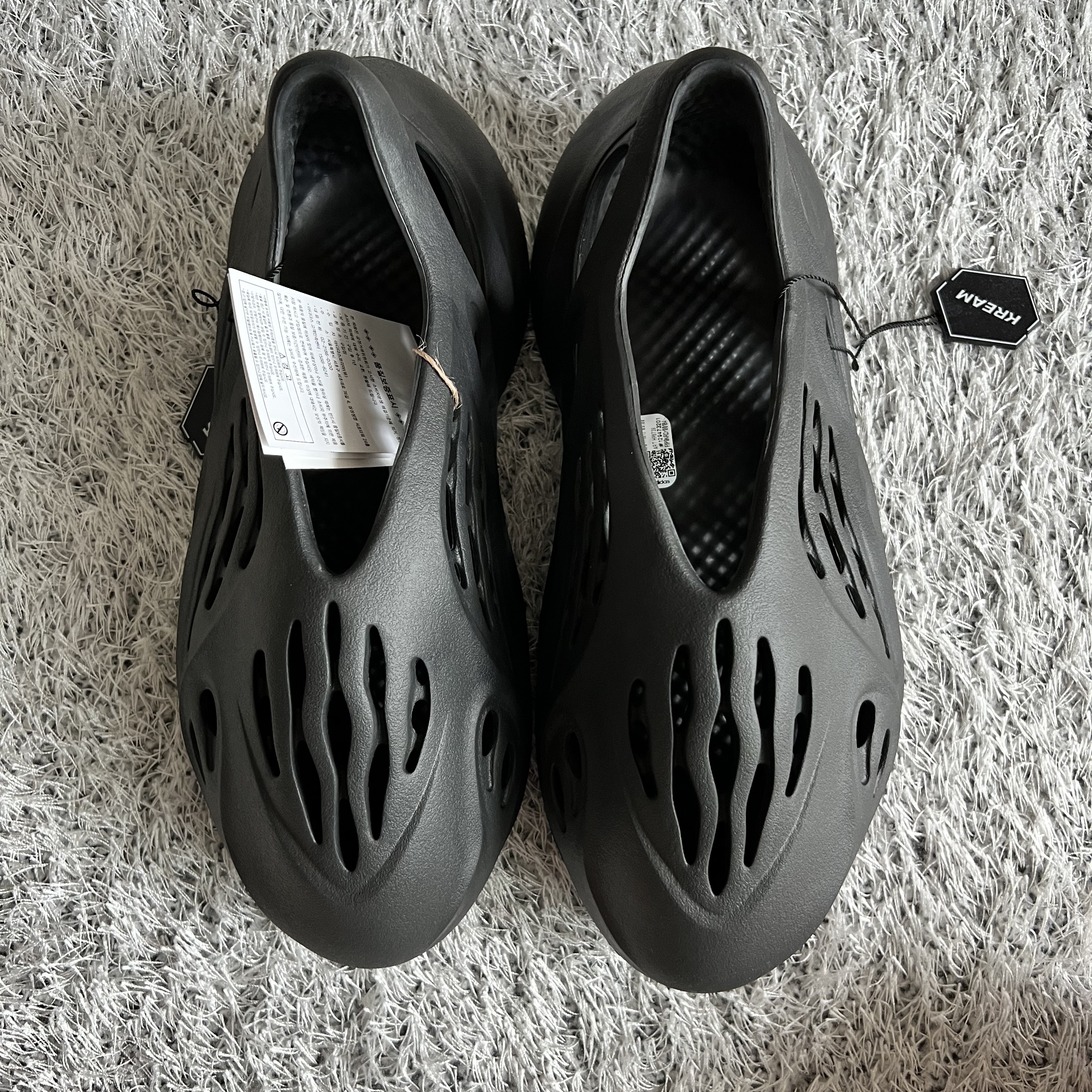 Adidas Yeezy Foam RNNR Onyx 착용 스타일 - 1