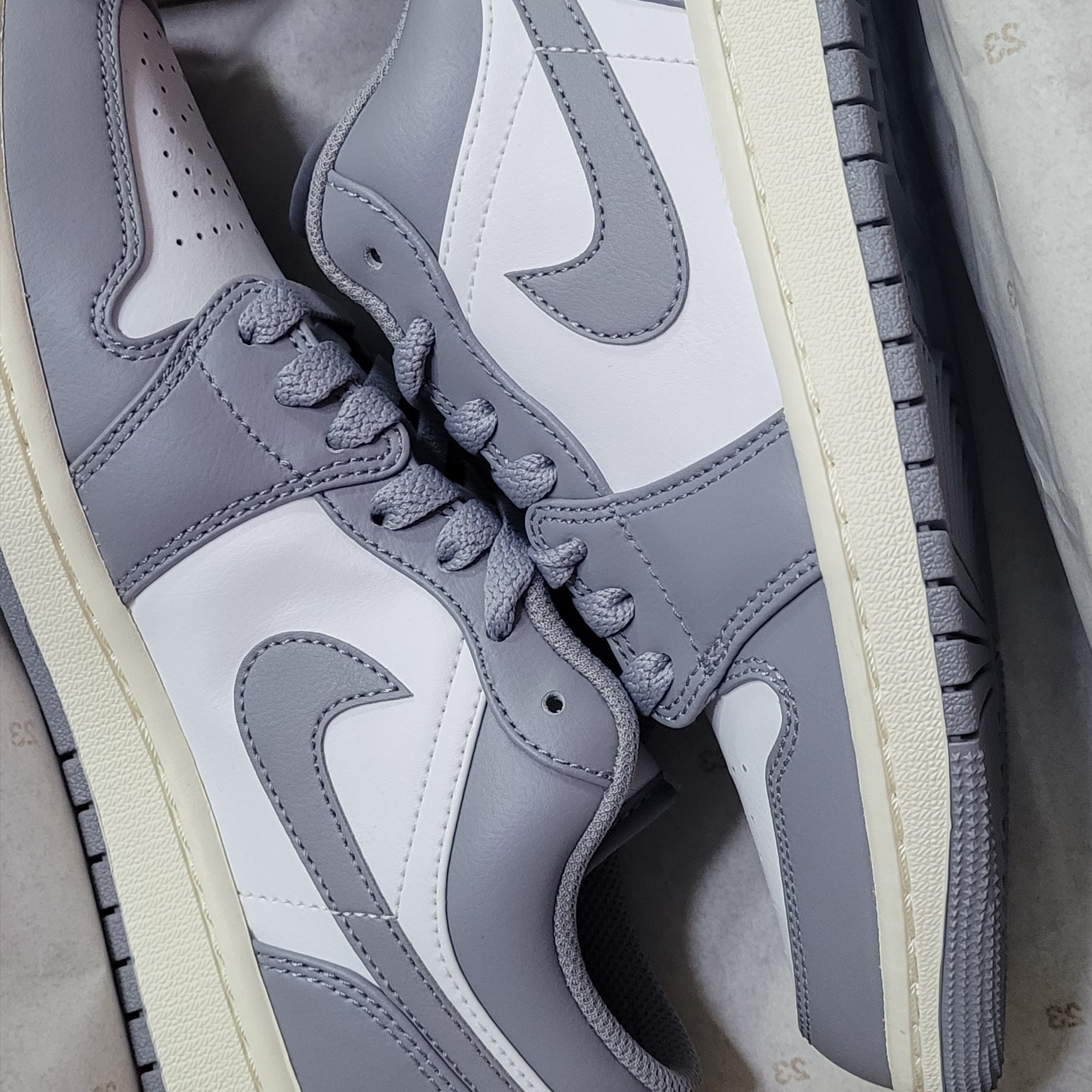 Jordan 1 Low Stealth and White 착용 스타일