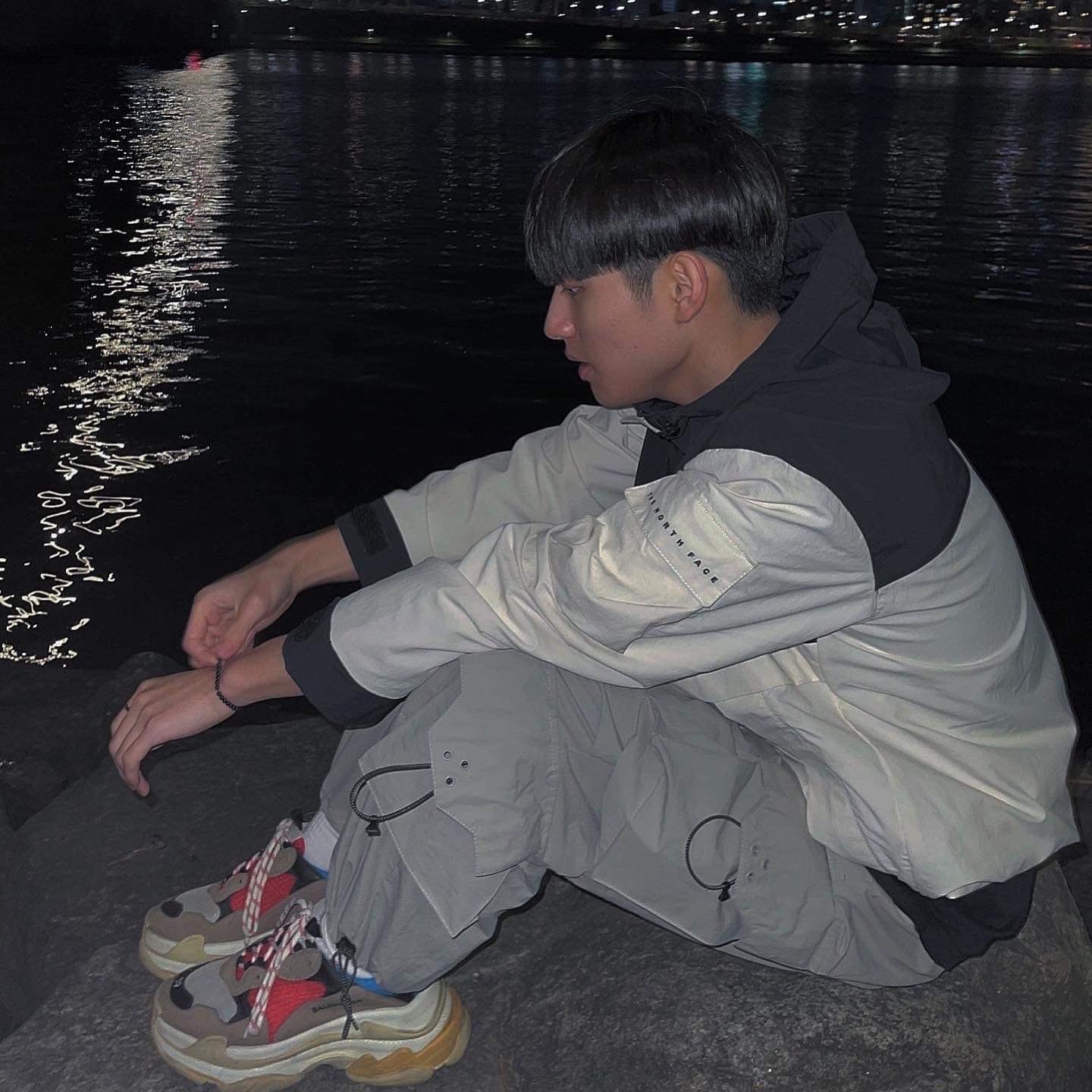 Balenciaga Triple S Grey Red Blue 2018 Reissue 착용 스타일 - 2