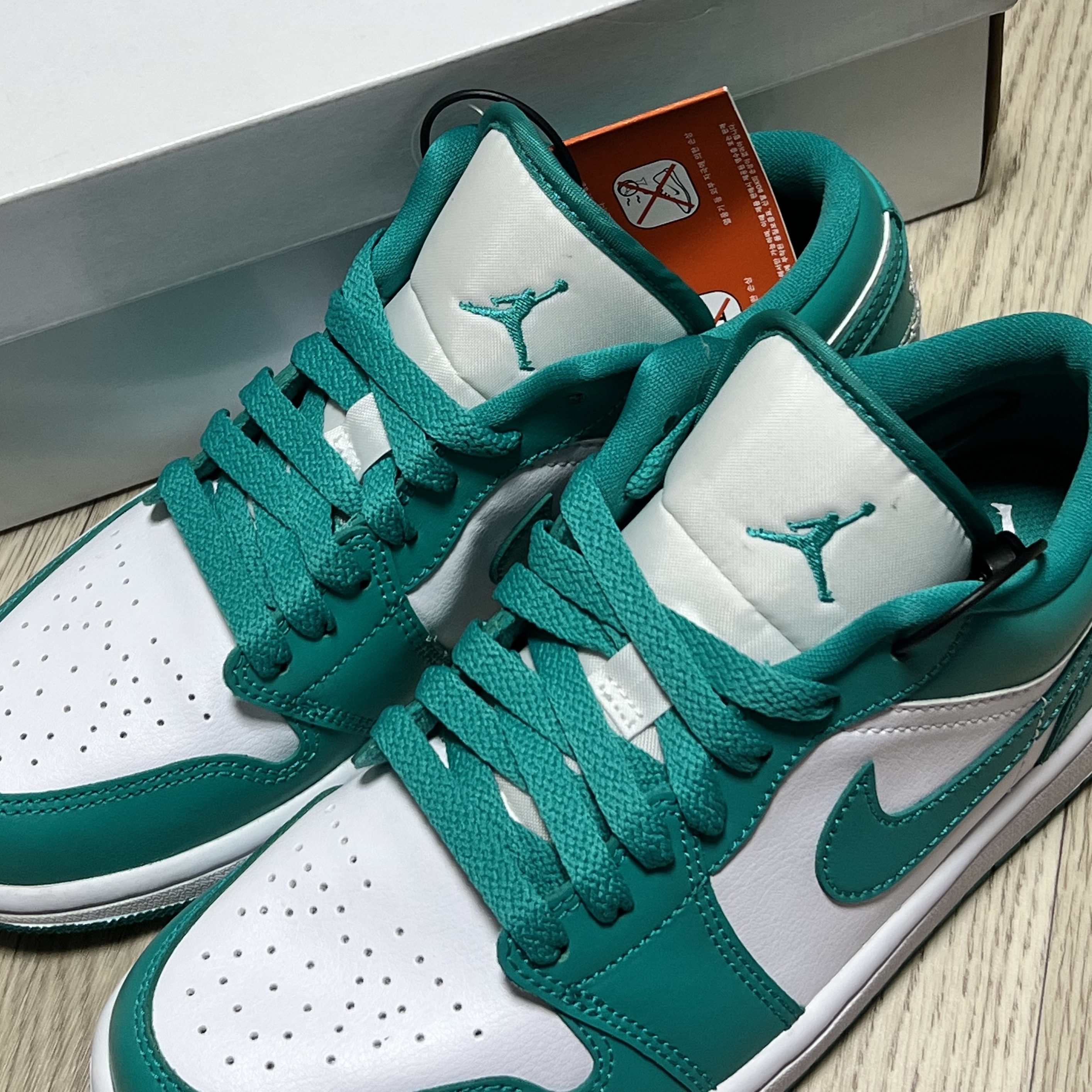 (W) Jordan 1 Low New Emerald 착용 스타일 - 1