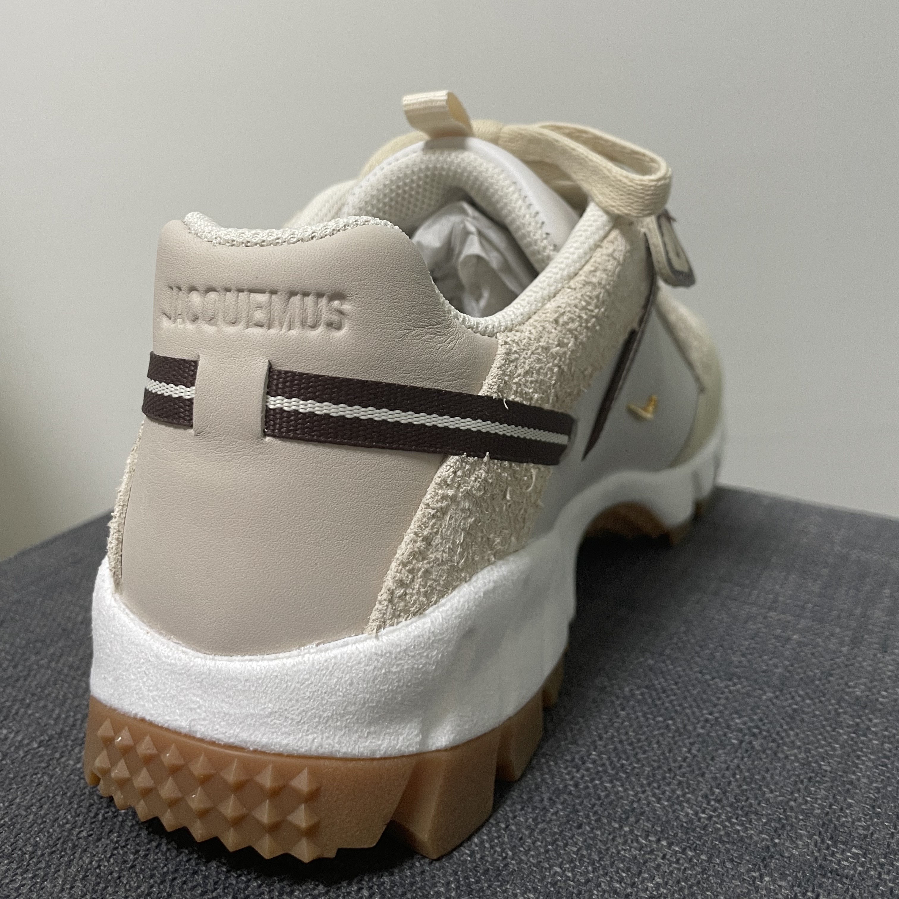 Nike x Jacquemus Air Humara LX Light Bone and Gold 착용 스타일 - 2