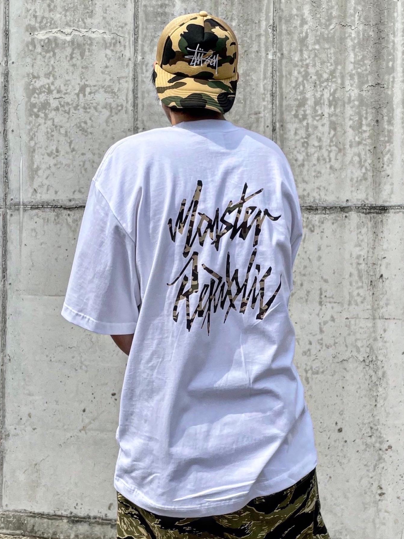 Adidas Yeezy Foam RNNR Mist, Stussy x BAPE Trucker Cap Yellow 착용 스타일 - 3