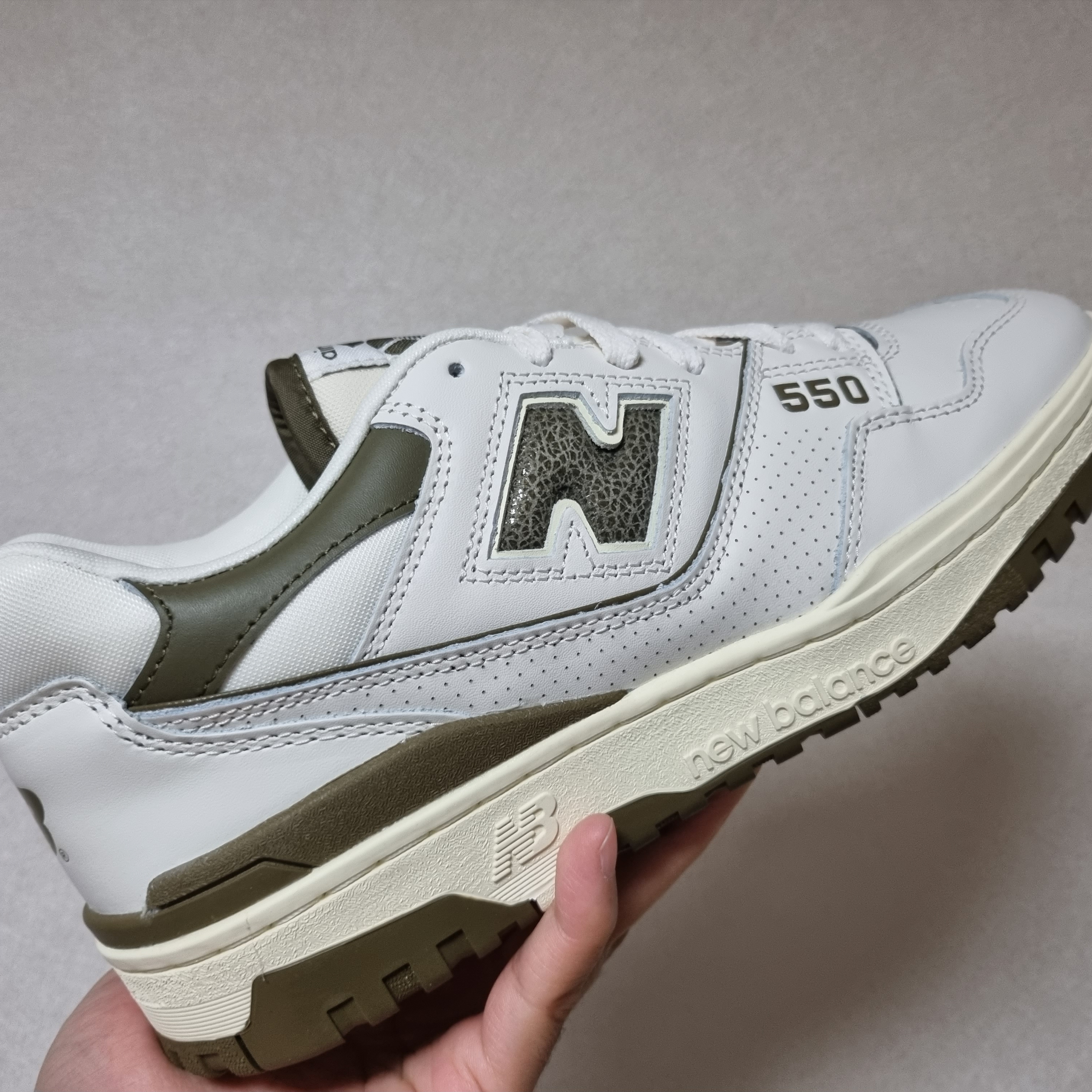 New Balance x Aime Leon Dore 550 Olive 착용 스타일 - 1