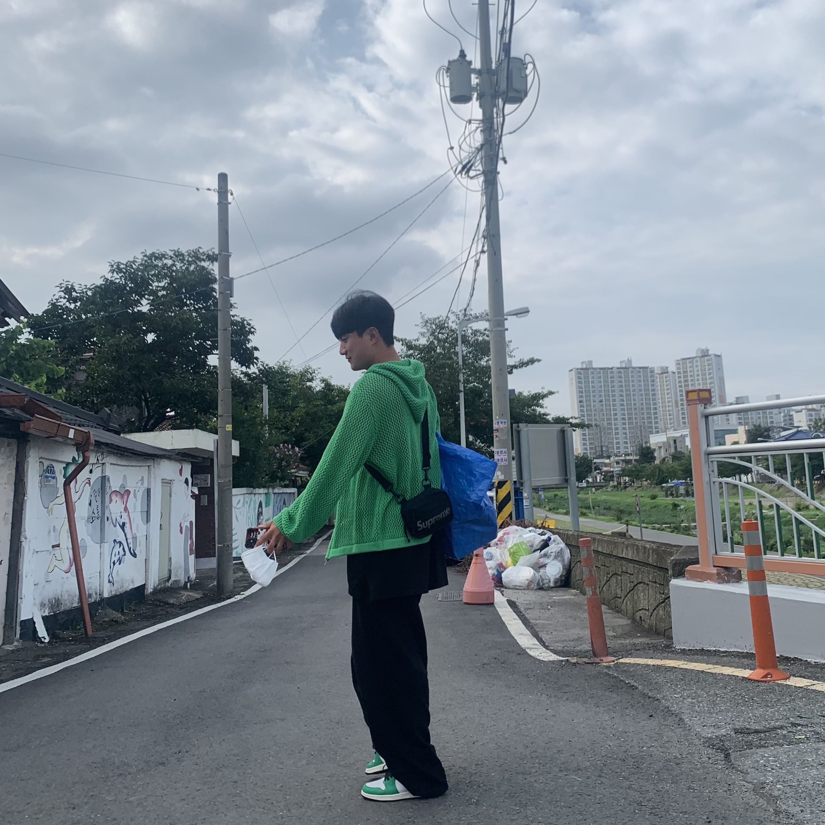 (W) Jordan 1 Retro High OG Lucky Green, Supreme Small Shoulder Bag Black - 20SS 착용 스타일 - 1