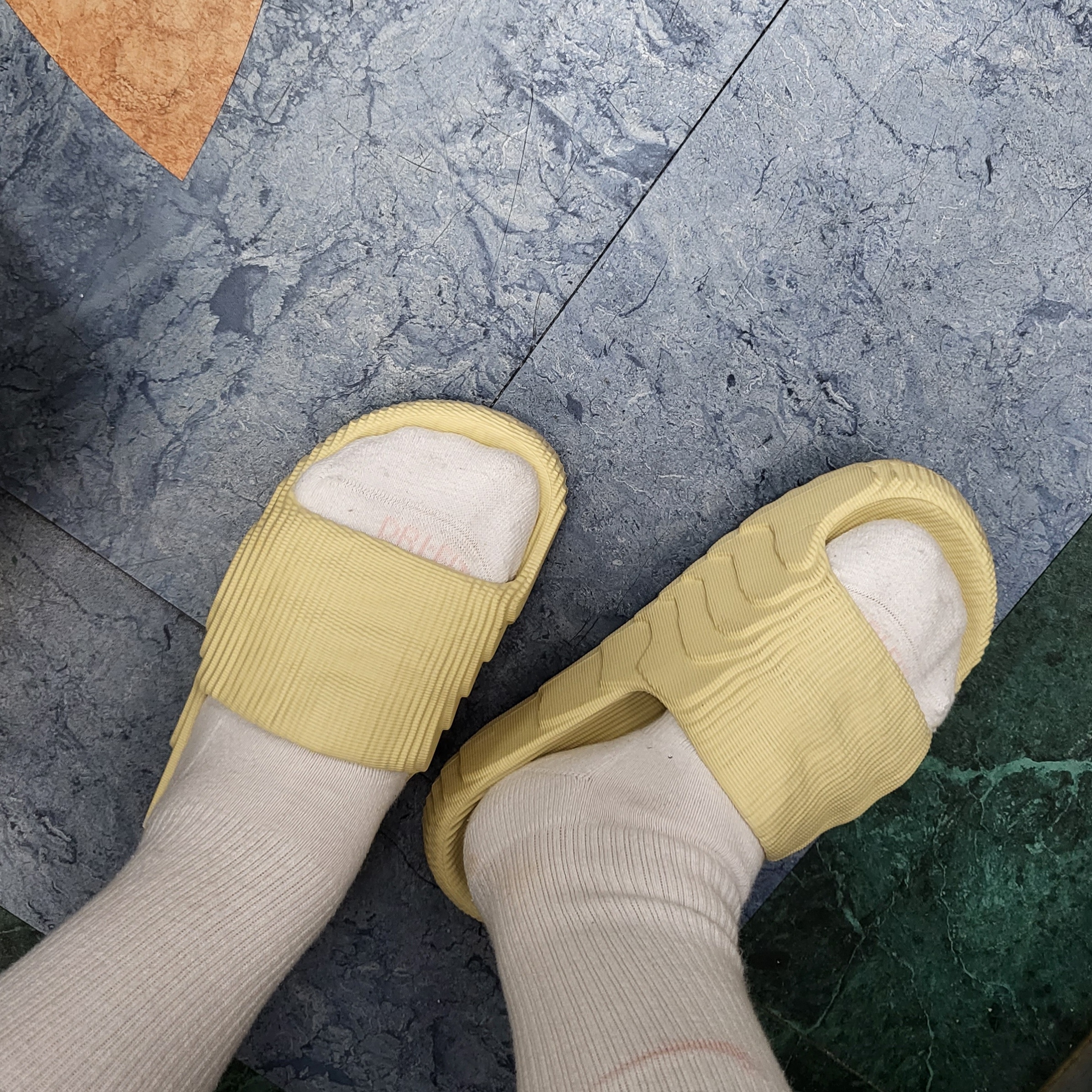Adidas Adilette 22 Desert Sand 착용 스타일 - 2
