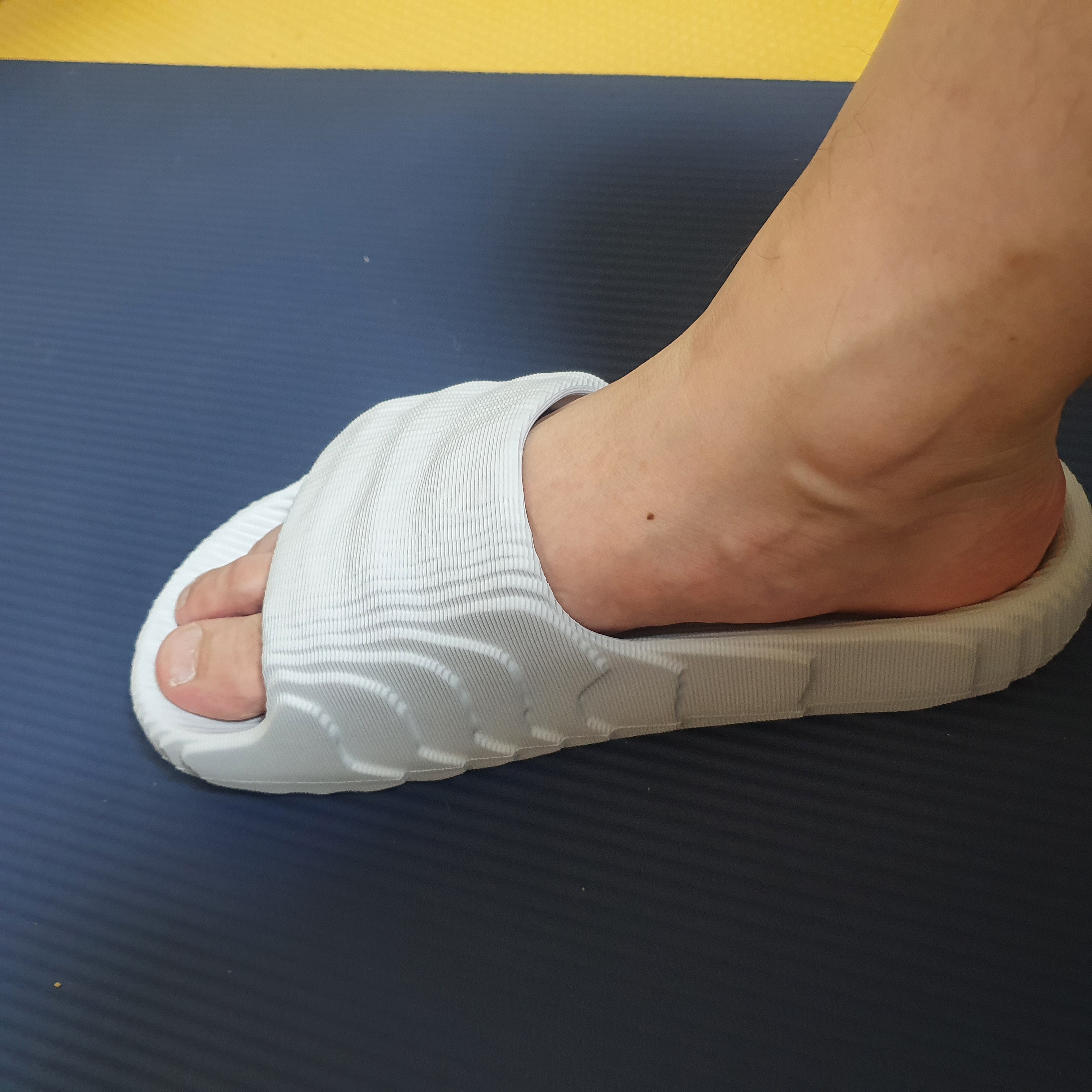 Adidas Adilette 22 Desert Sand 착용 스타일 - 3