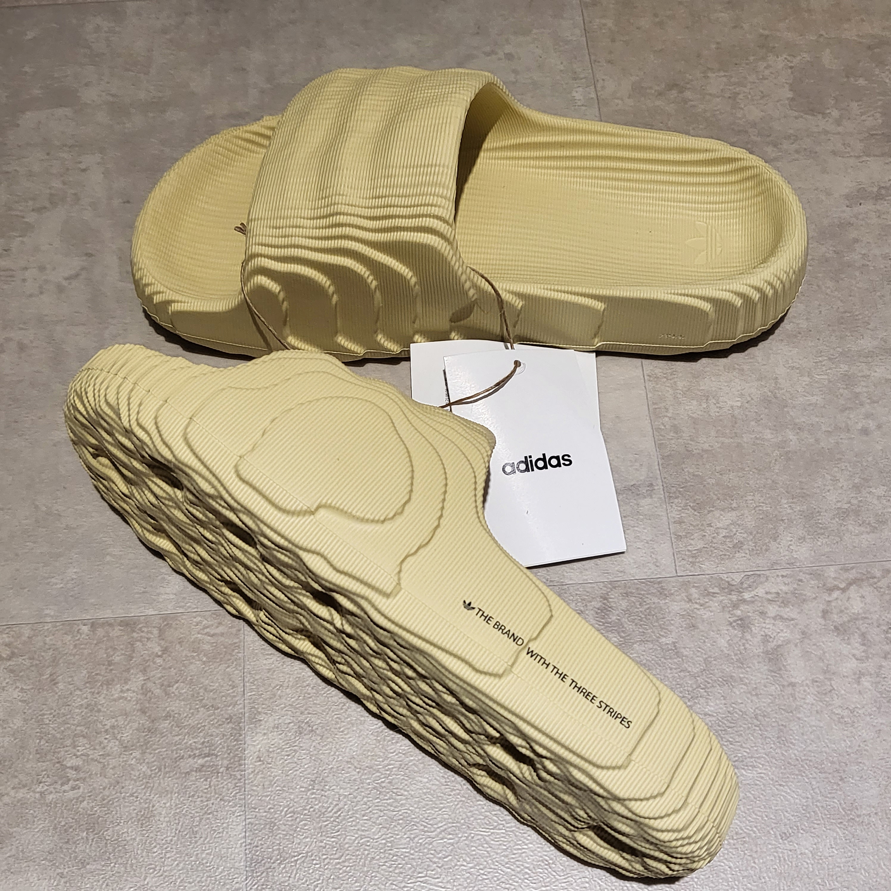 Adidas Adilette 22 Desert Sand 착용 스타일 - 1