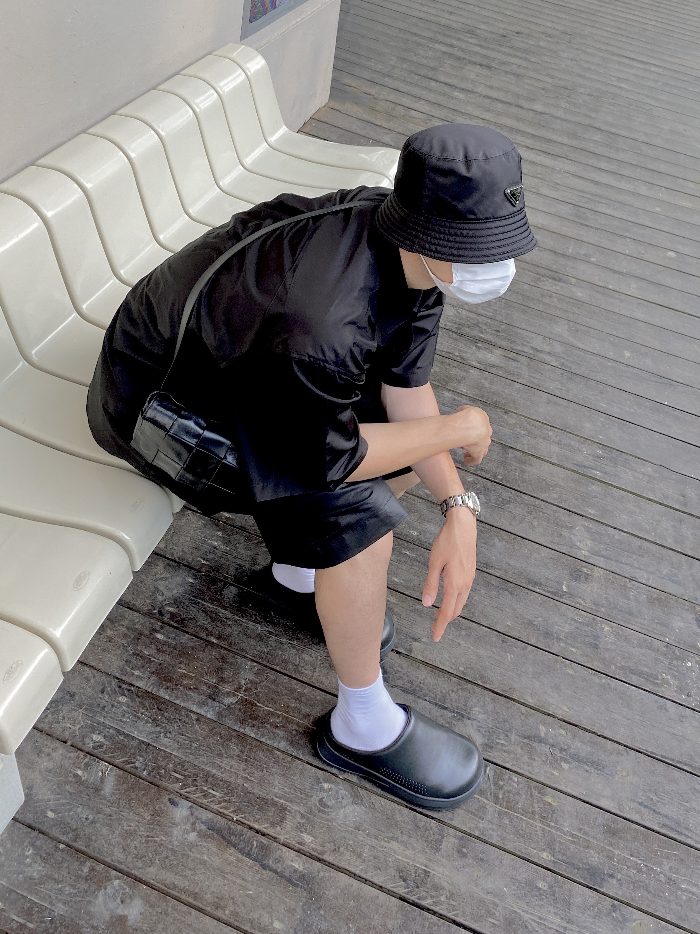 Prada Re-Nylon Bucket Hat Black, Bottega Veneta Mini Calfskin Leather Belt Cassette Black 착용 스타일 - 1
