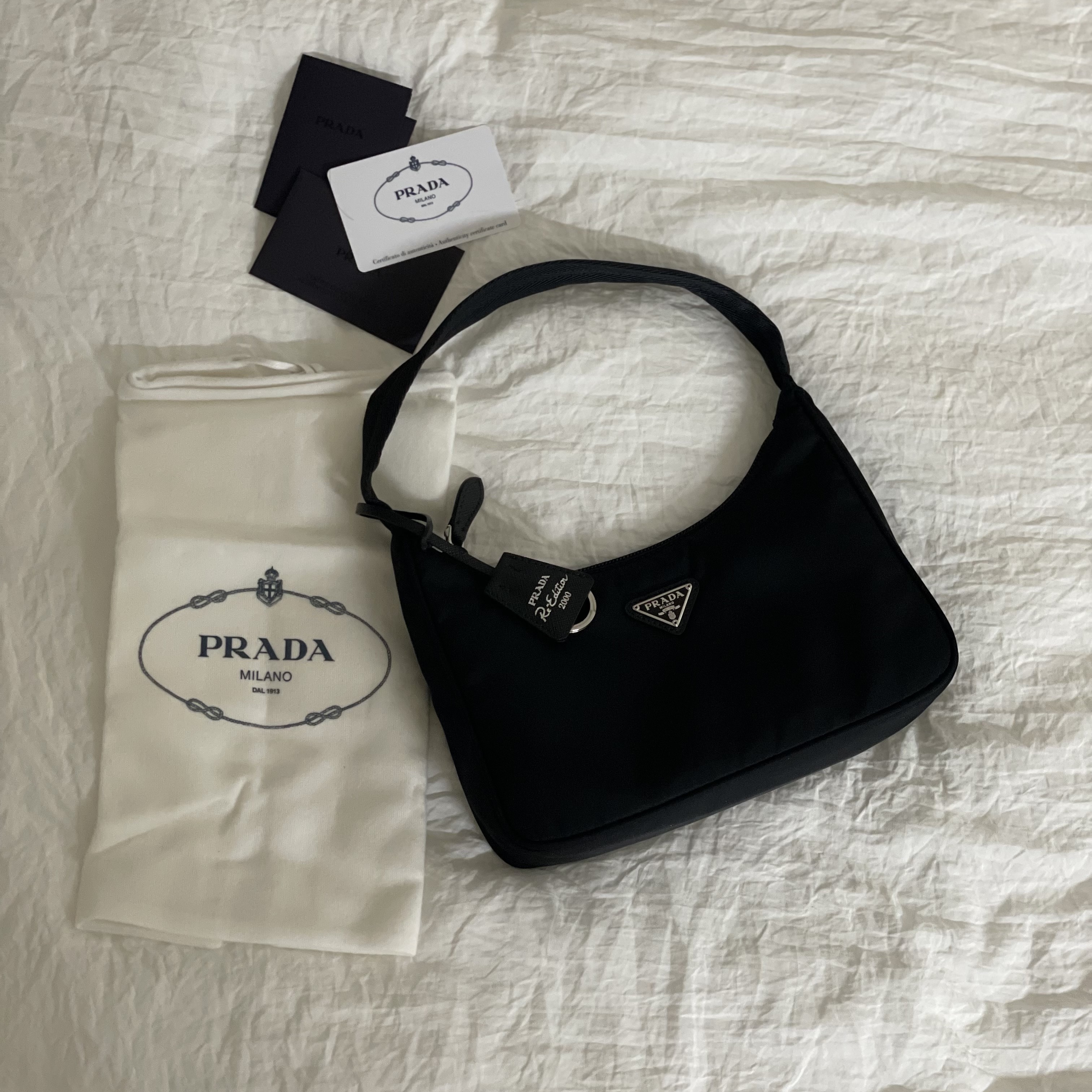 Prada Re-Edition 2000 Re-Nylon Mini Shoulder Bag Black 착용 스타일 - 2