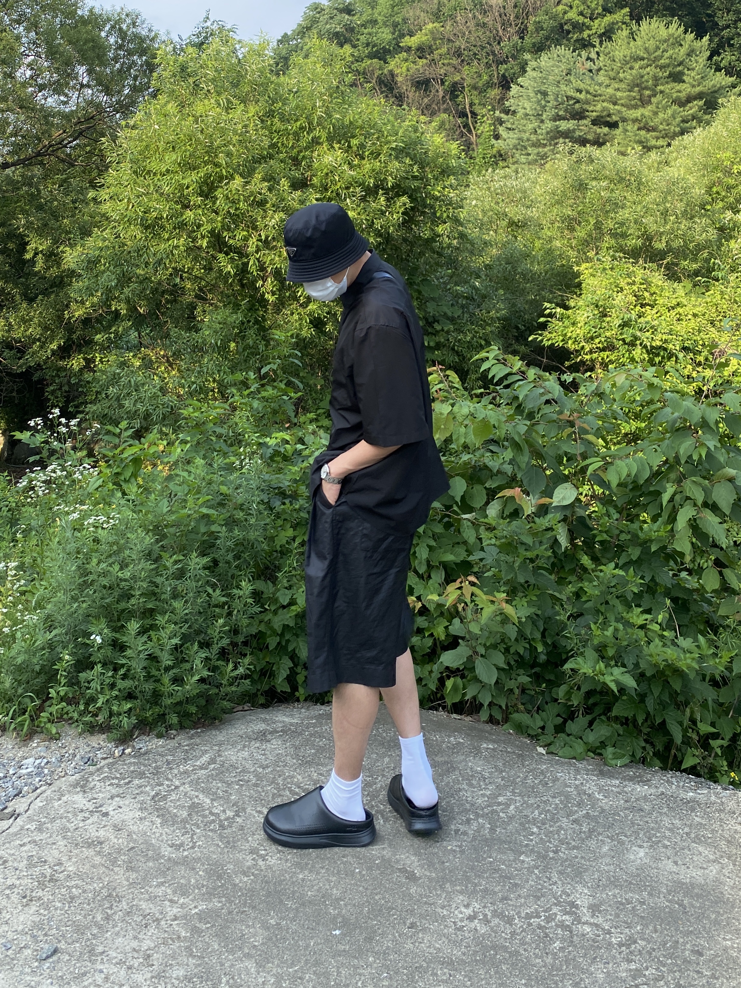 Prada Re-Nylon Bucket Hat Black, Bottega Veneta Mini Calfskin Leather Belt Cassette Black 착용 스타일 - 2