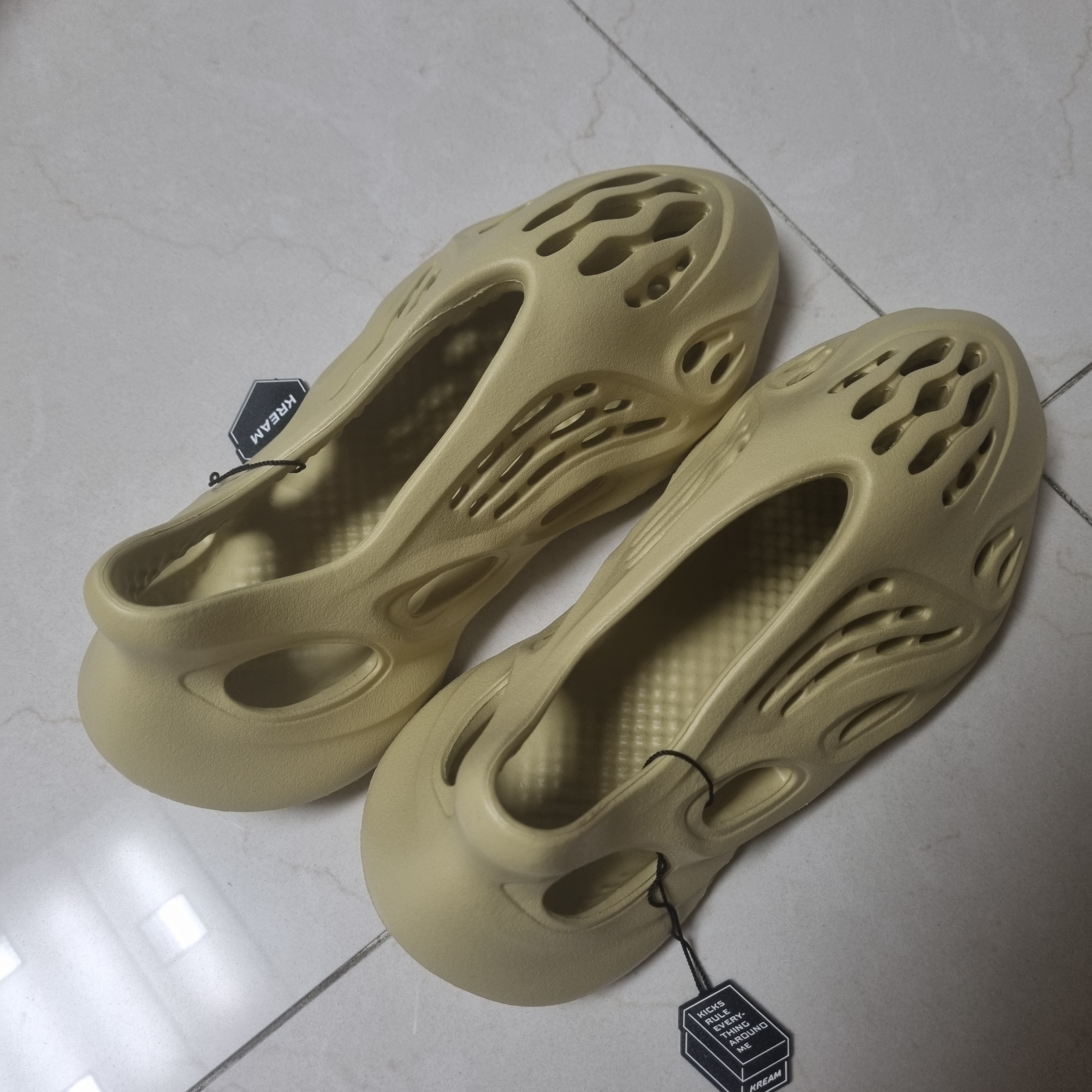 Adidas Yeezy Foam RNNR Sulfur 착용 스타일 - 2