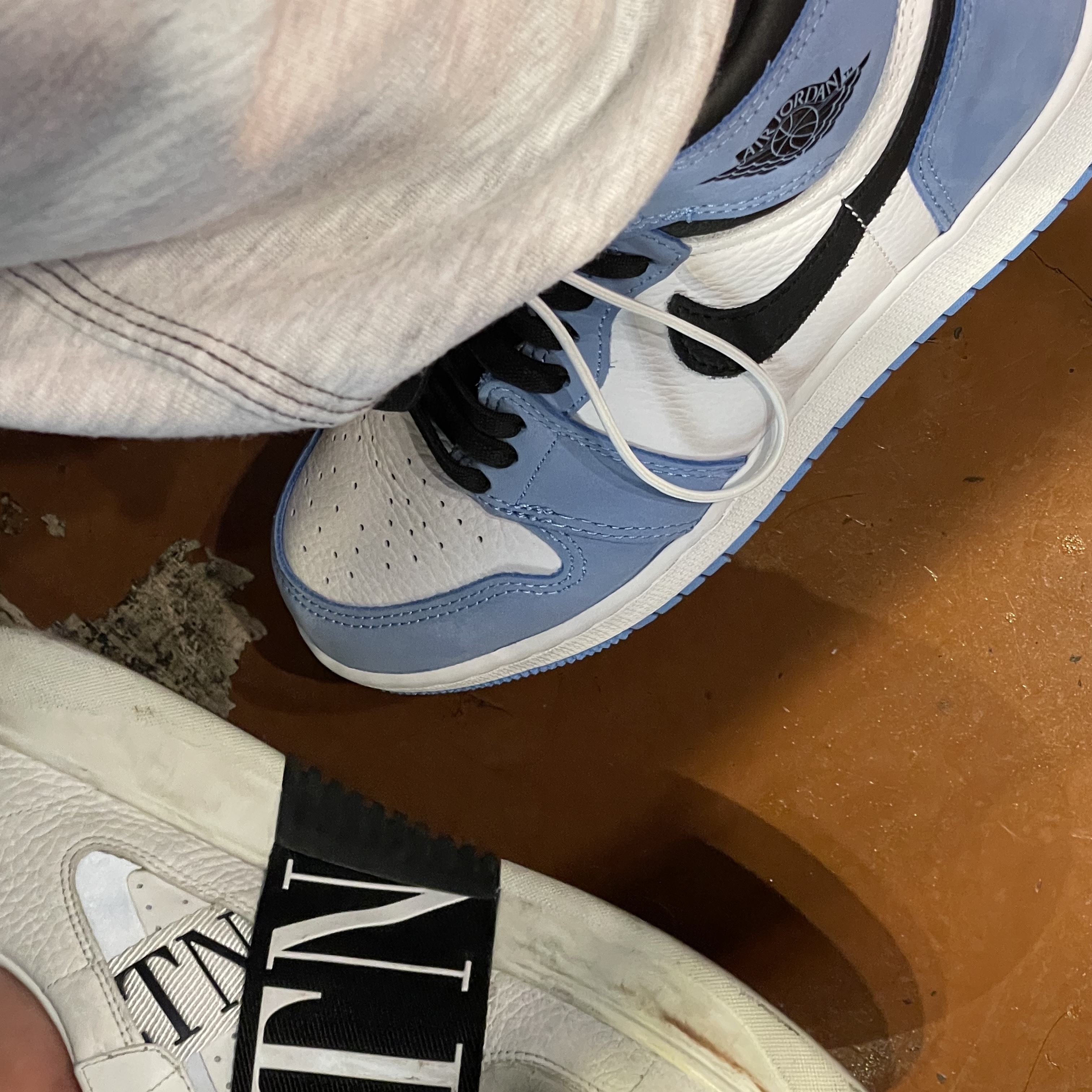 Valentino Calfskin VL7N Low-Top Sneakers with Bands White Black, Jordan 1 Retro High OG University Blue 착용 스타일