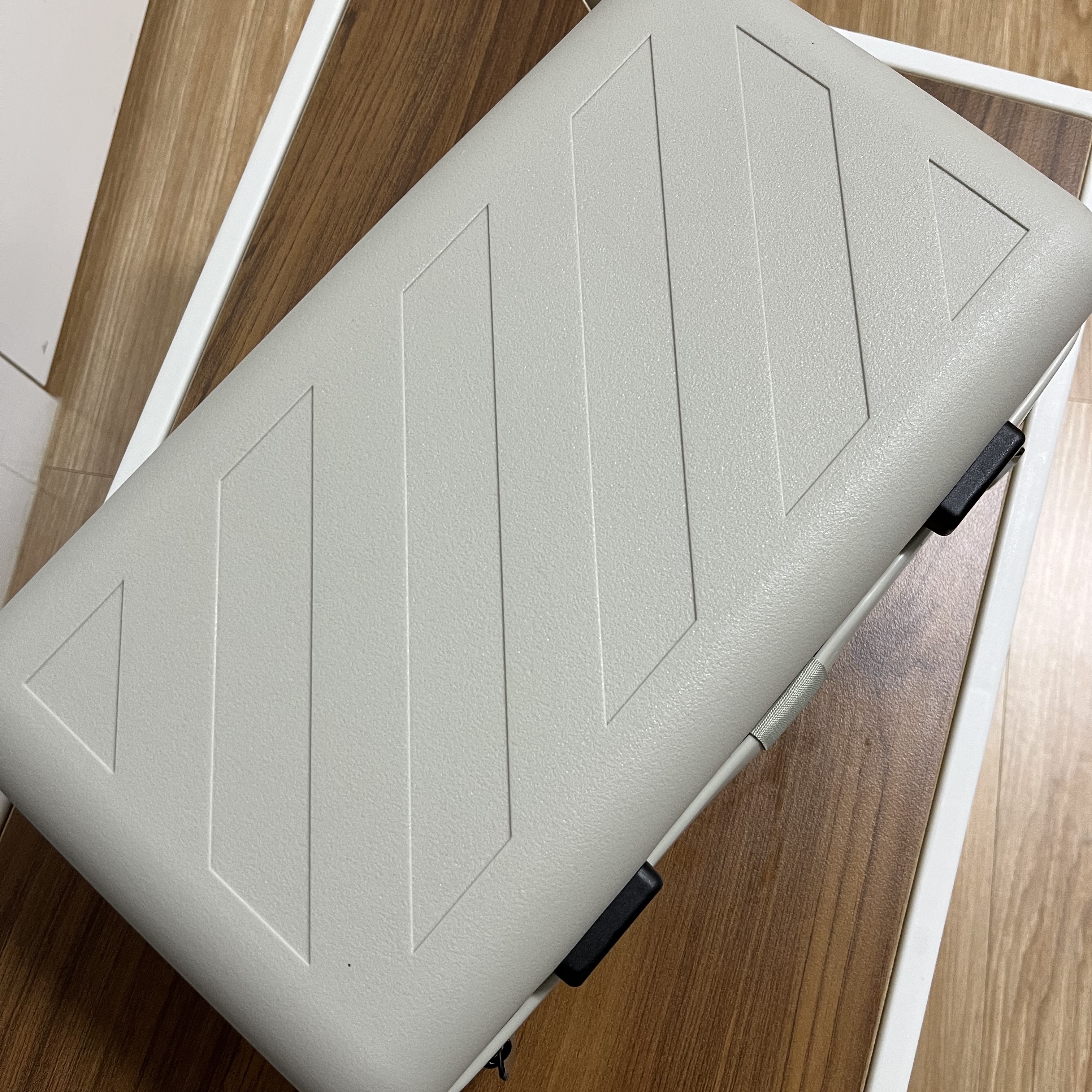 Off-White x Amore Pacific Protection Box (Without Cosmetics) 착용 스타일 - 1
