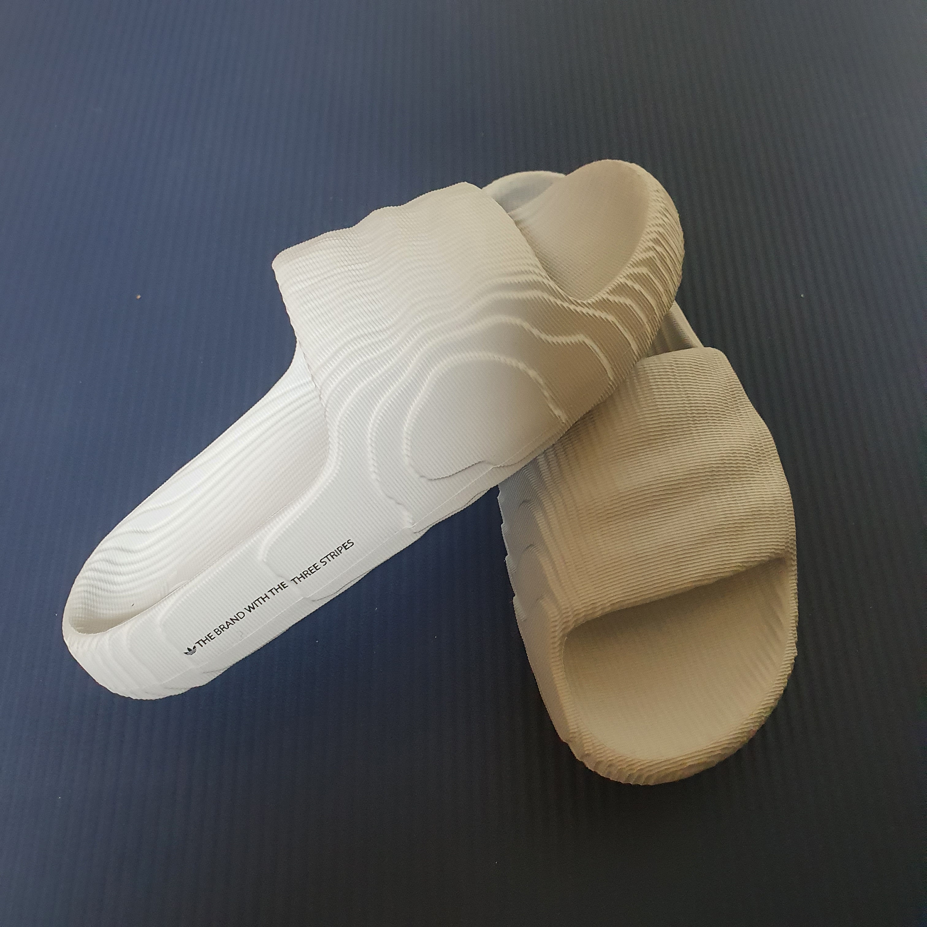 Adidas Adilette 22 Desert Sand 착용 스타일 - 1