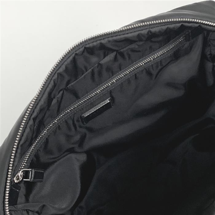 Prada Logo Quilted Cross Bag Black 착용 스타일 - 4