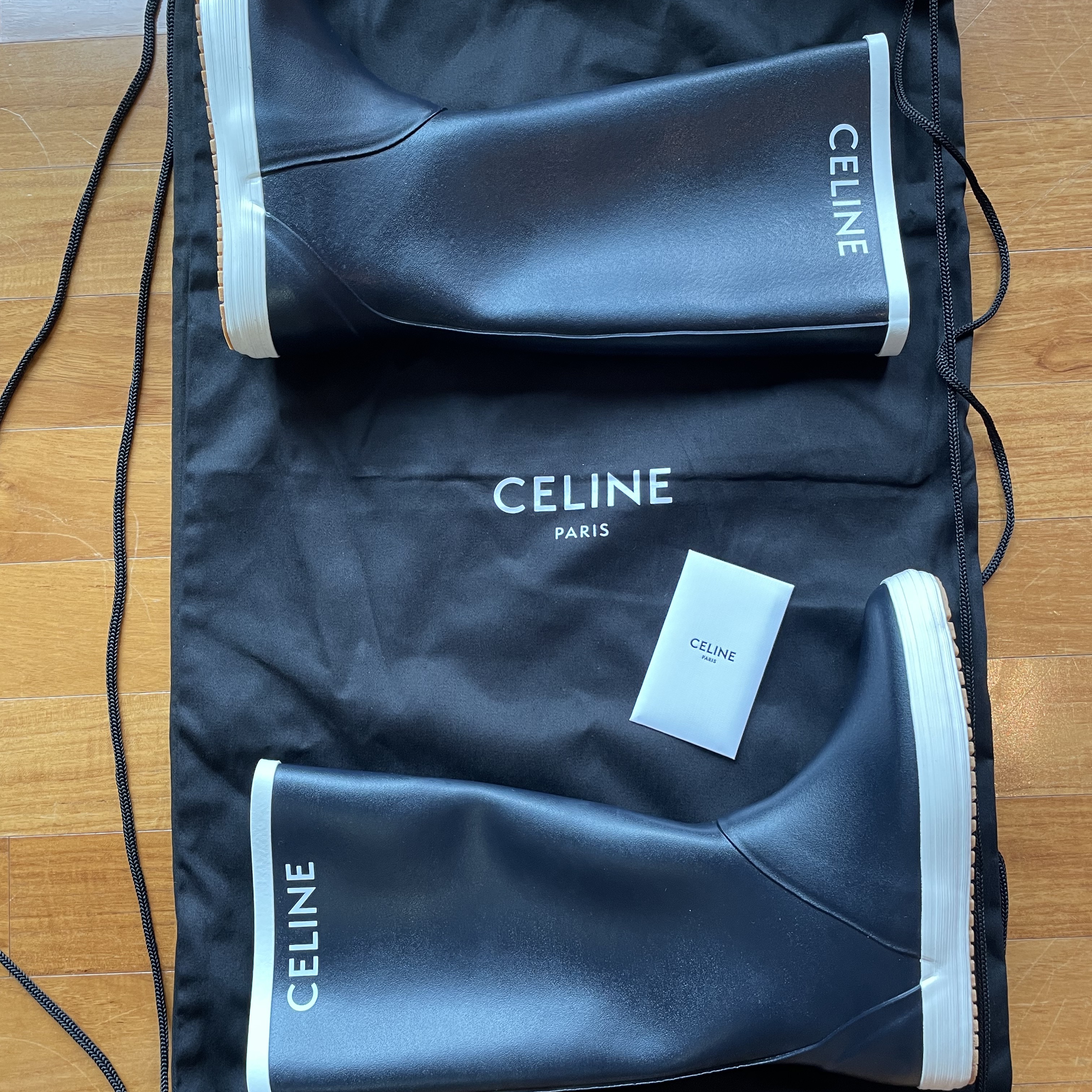 (W) Celine Flat Mid Boot Les Bottles De Pont Celine in Natural Rubber Navy 착용 스타일 - 1