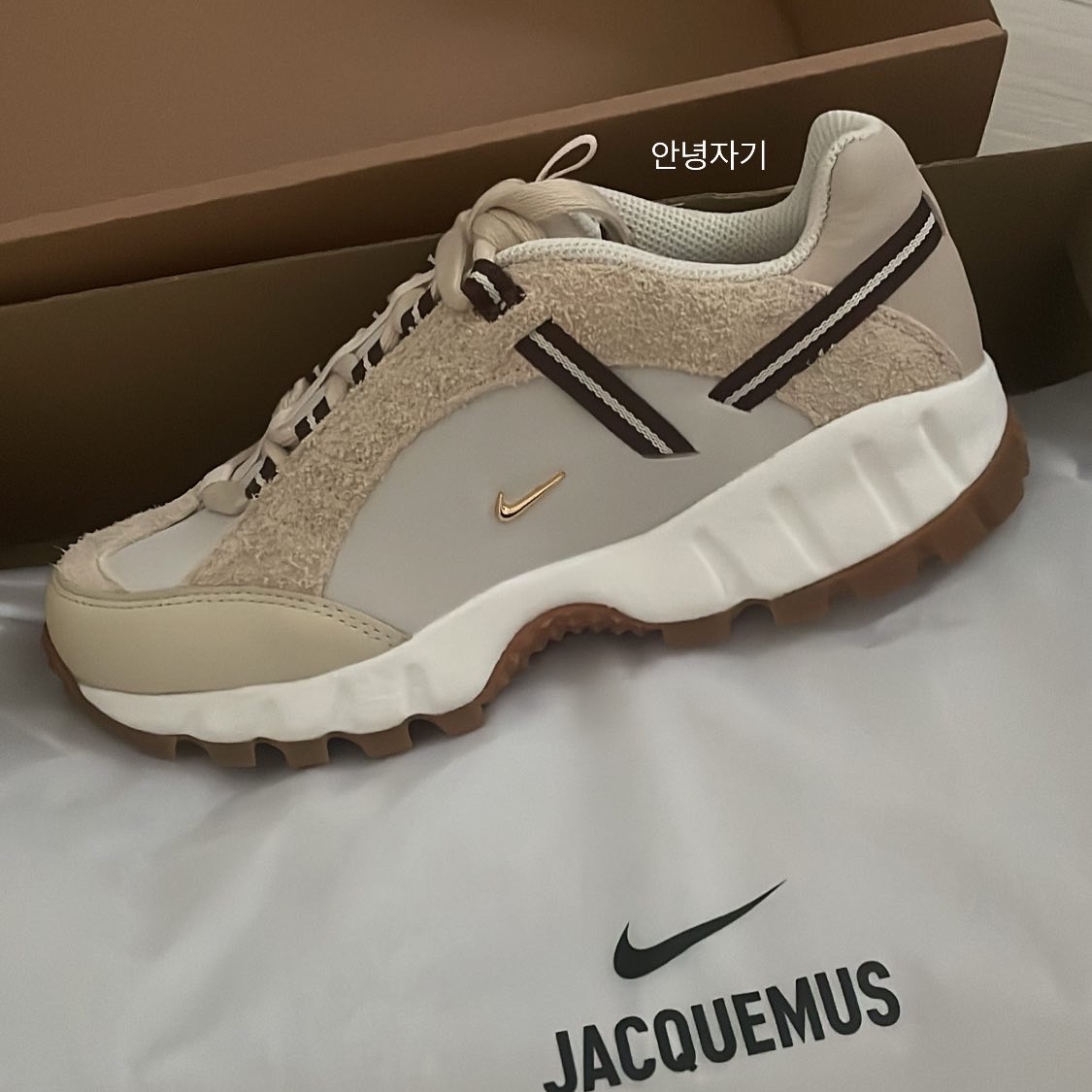 Nike x Jacquemus Air Humara LX Light Bone and Gold 착용 스타일