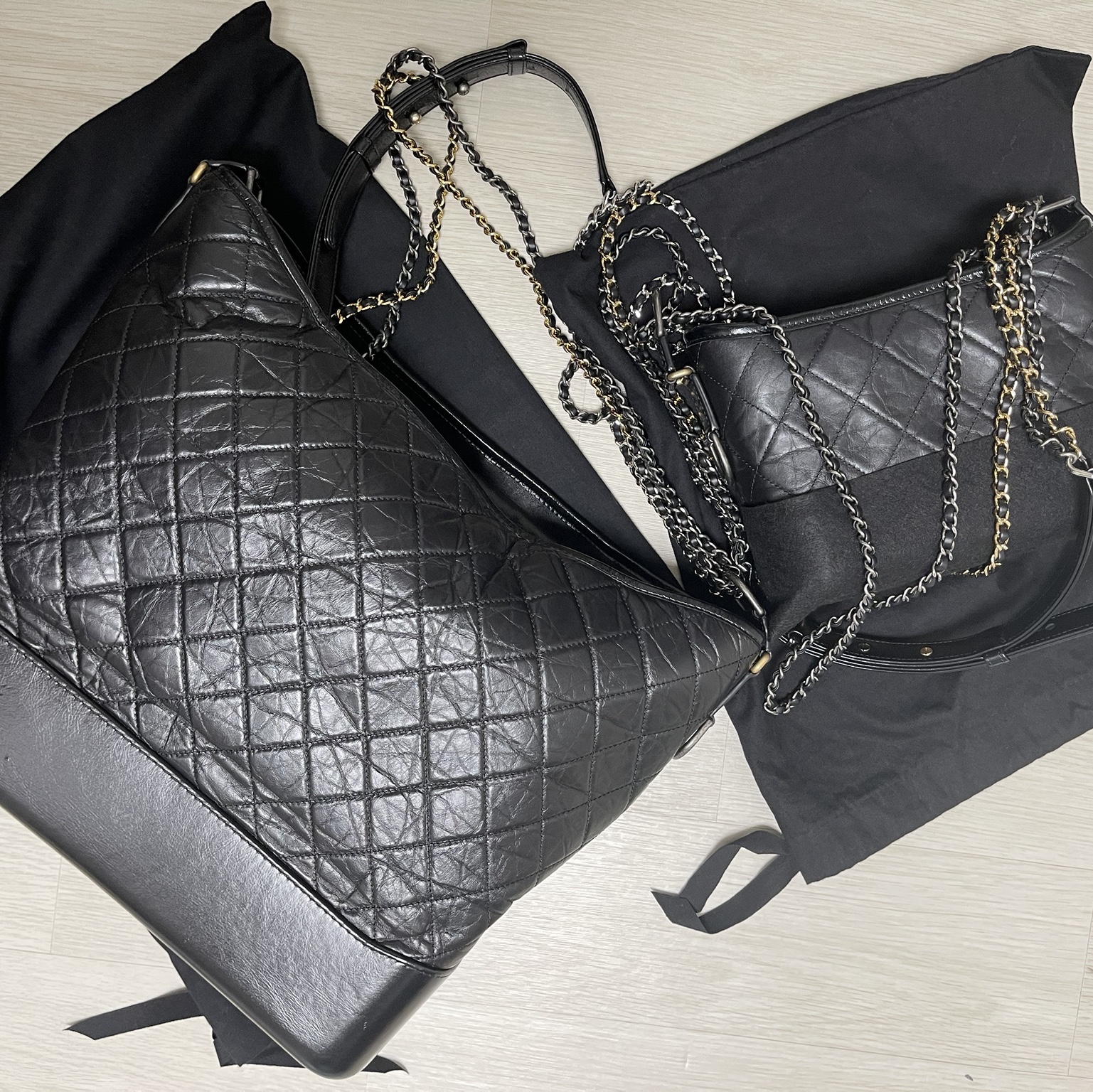 Chanel Gabrielle Small Hobo Bag Aged Calfskin & Gold Black, Chanel Gabrielle Large Hobo Bag Aged Calfskin & Gold Black 착용 스타일