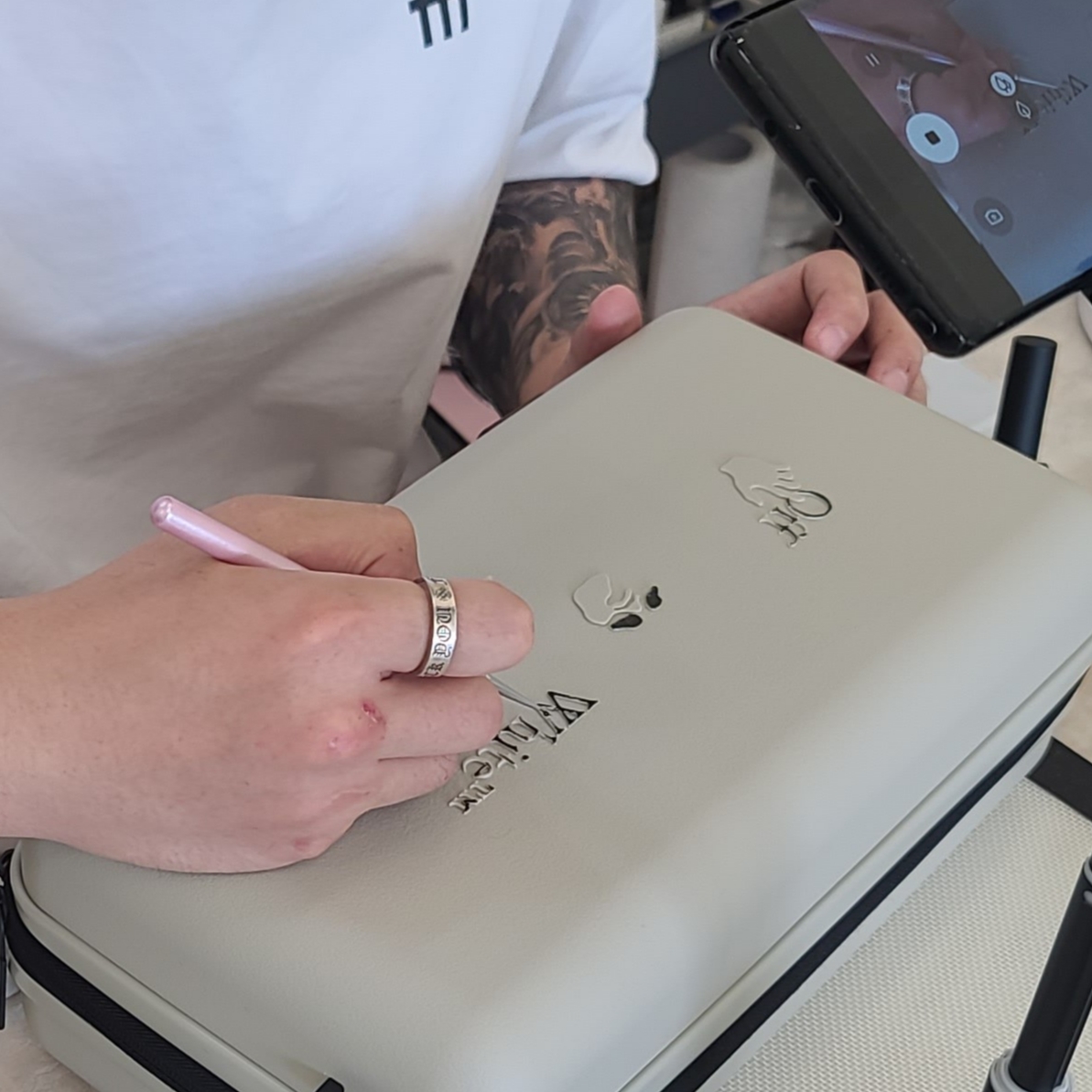 Off-White x Amore Pacific Protection Box (Without Cosmetics) 착용 스타일 - 1