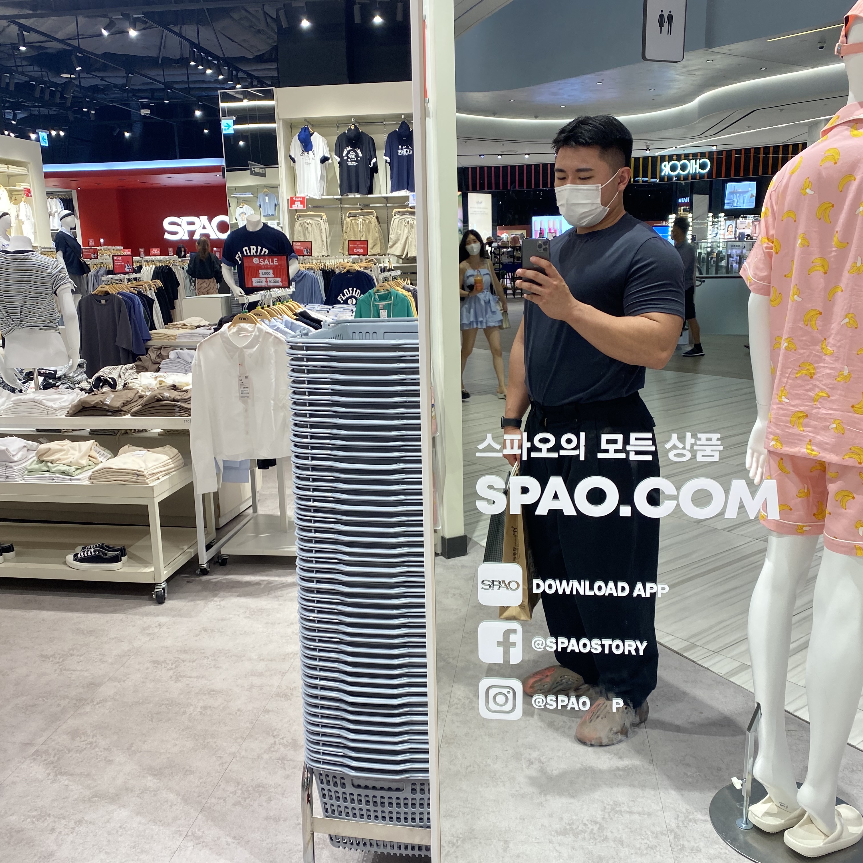 Adidas Yeezy Foam RNNR MX Sand Grey 착용 스타일