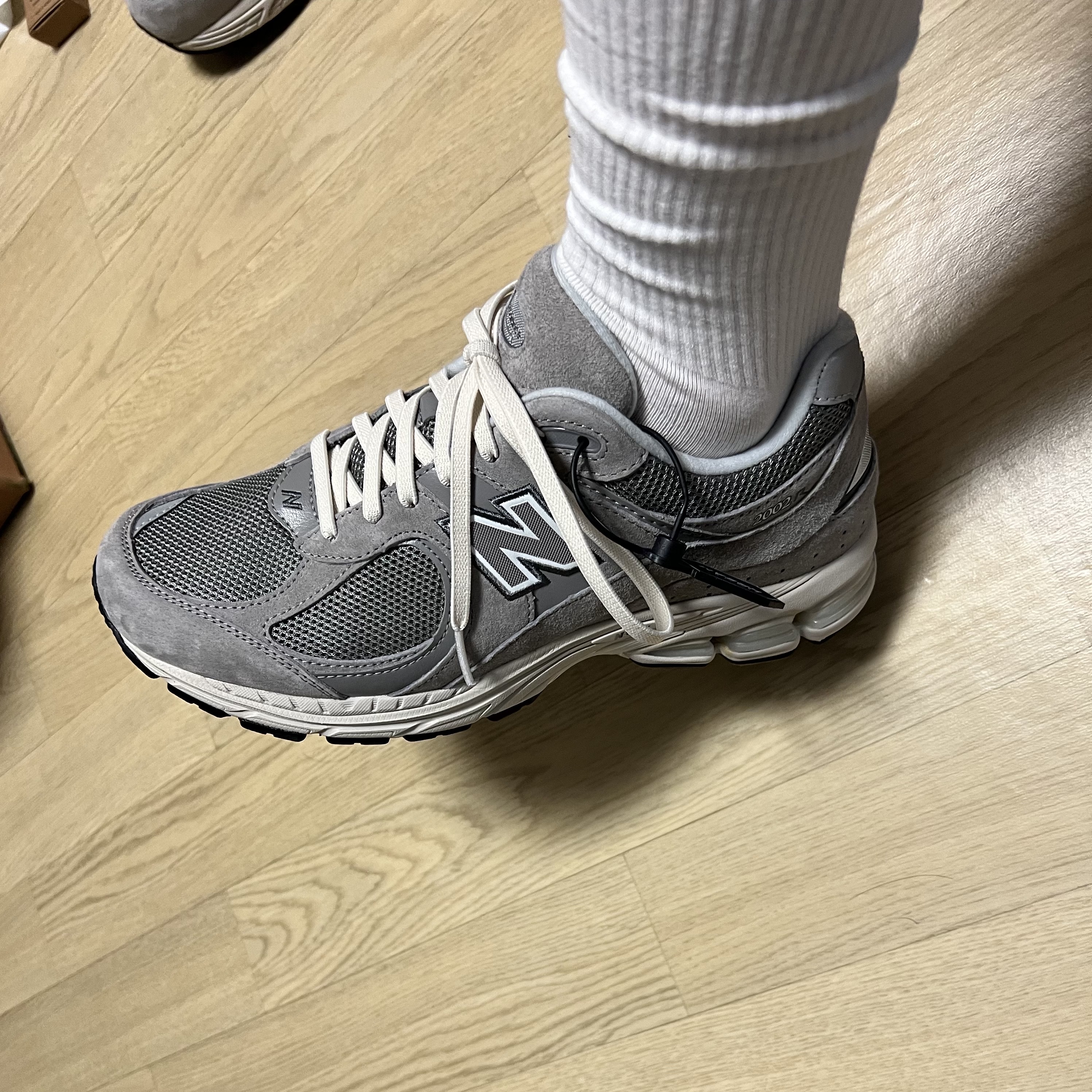 New Balance 2002R Grey 착용 스타일